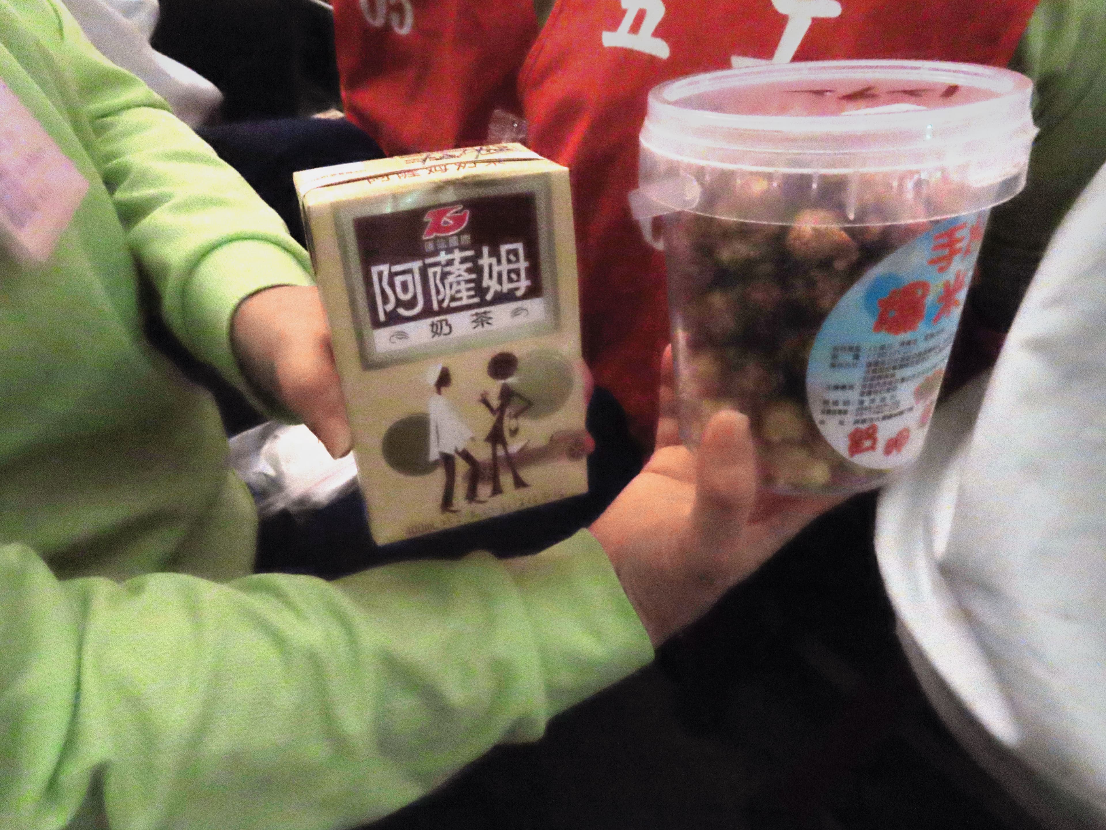 女監提供爆米花和奶茶供食用,女收容人們如置身電影院。(鄧玉瑩攝)