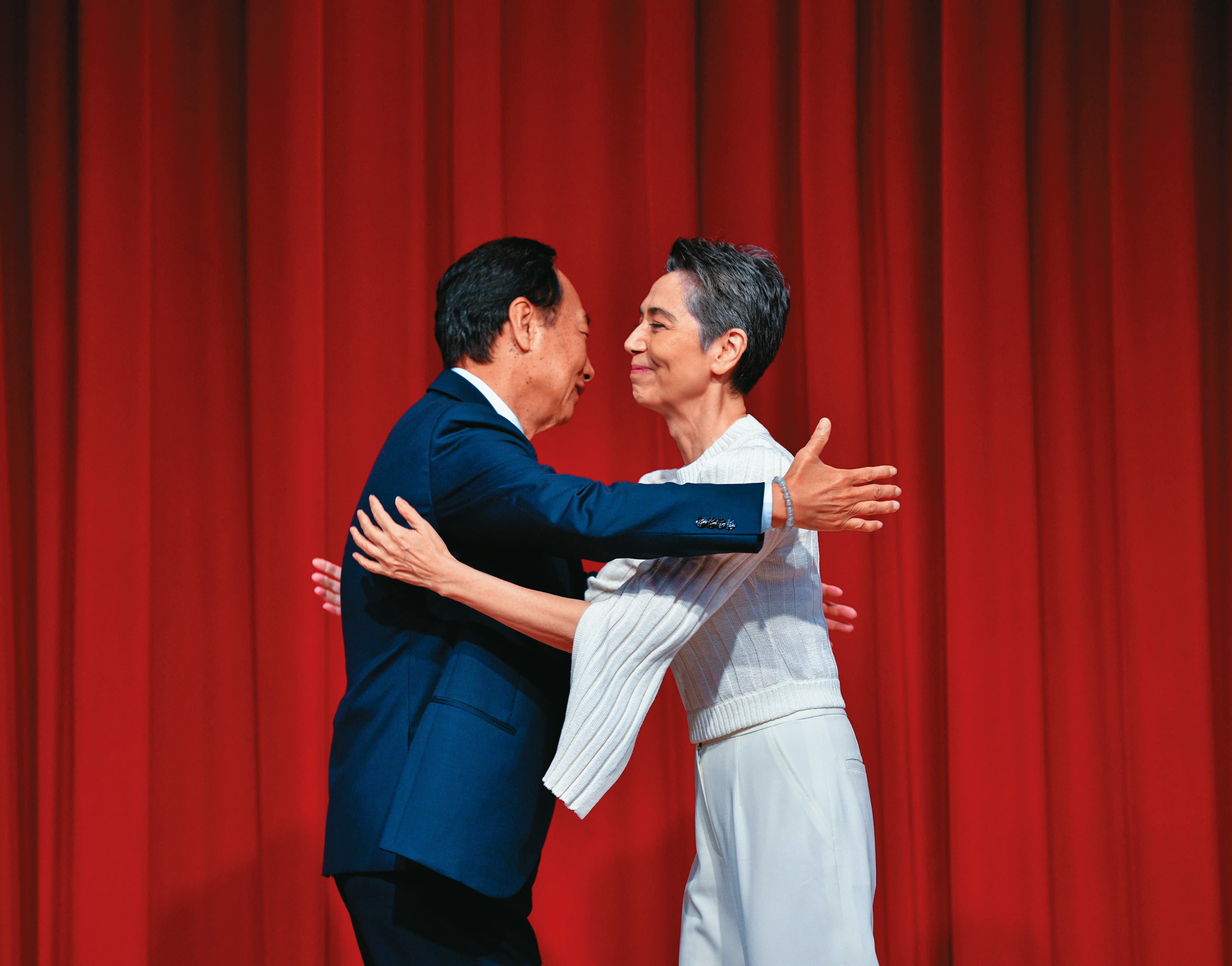 想參與總統選舉的郭台銘(左),當初公布副手是賴佩霞(右)時,引起了外界騷動,正負聲浪也一波波。