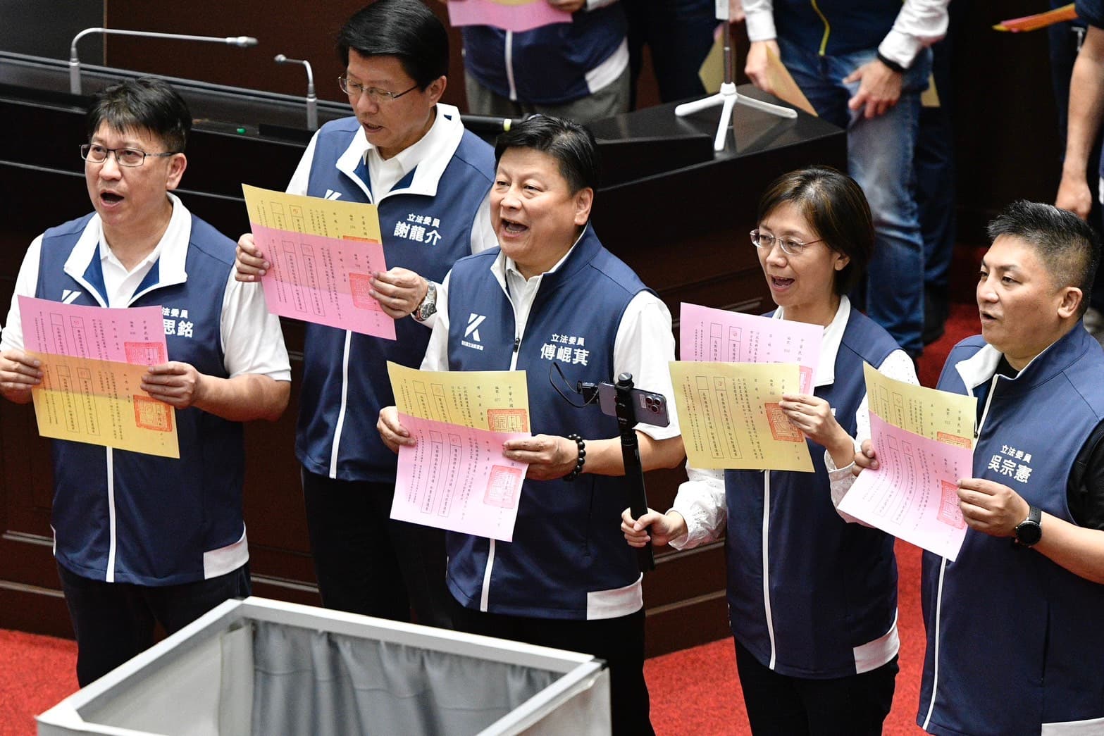 國民黨在覆議案投票時再度亮票表態證明沒有跑票。
