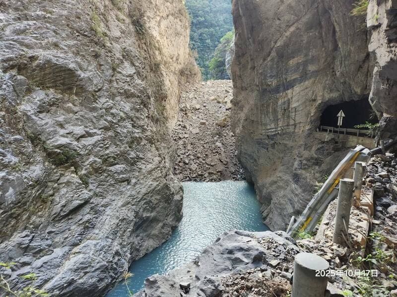 靳珩隧道旁出現堰塞湖,水位持續上升中。(公路局提供)