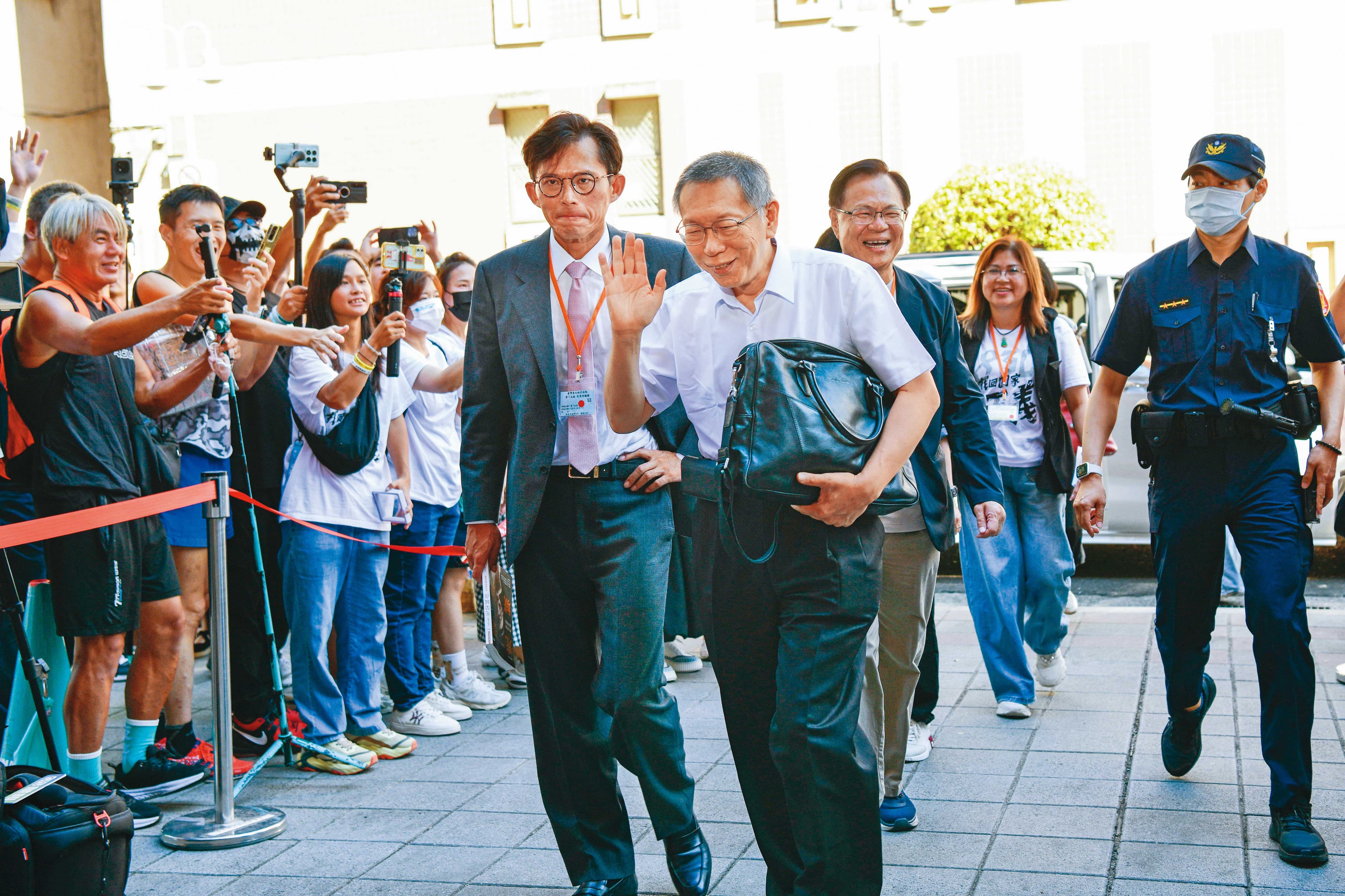 本刊掌握,柯文哲私下告訴友人,黃國昌即便沒立委身分,「陽春黨主席也要能帶得動黨」。(鏡報李智為)