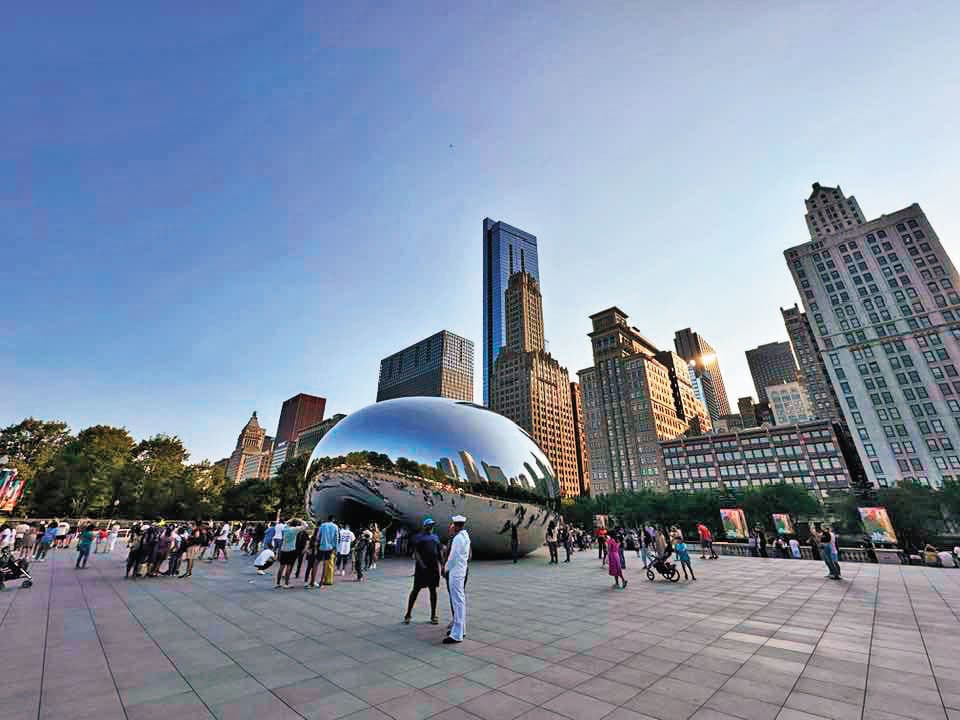 千禧公園入口處形狀貌似巨豆的「雲門」(Cloud Gate)玻璃不鏽鋼雕塑,是芝加哥知名地標。(翻攝Taiwan in Chicago臉書)