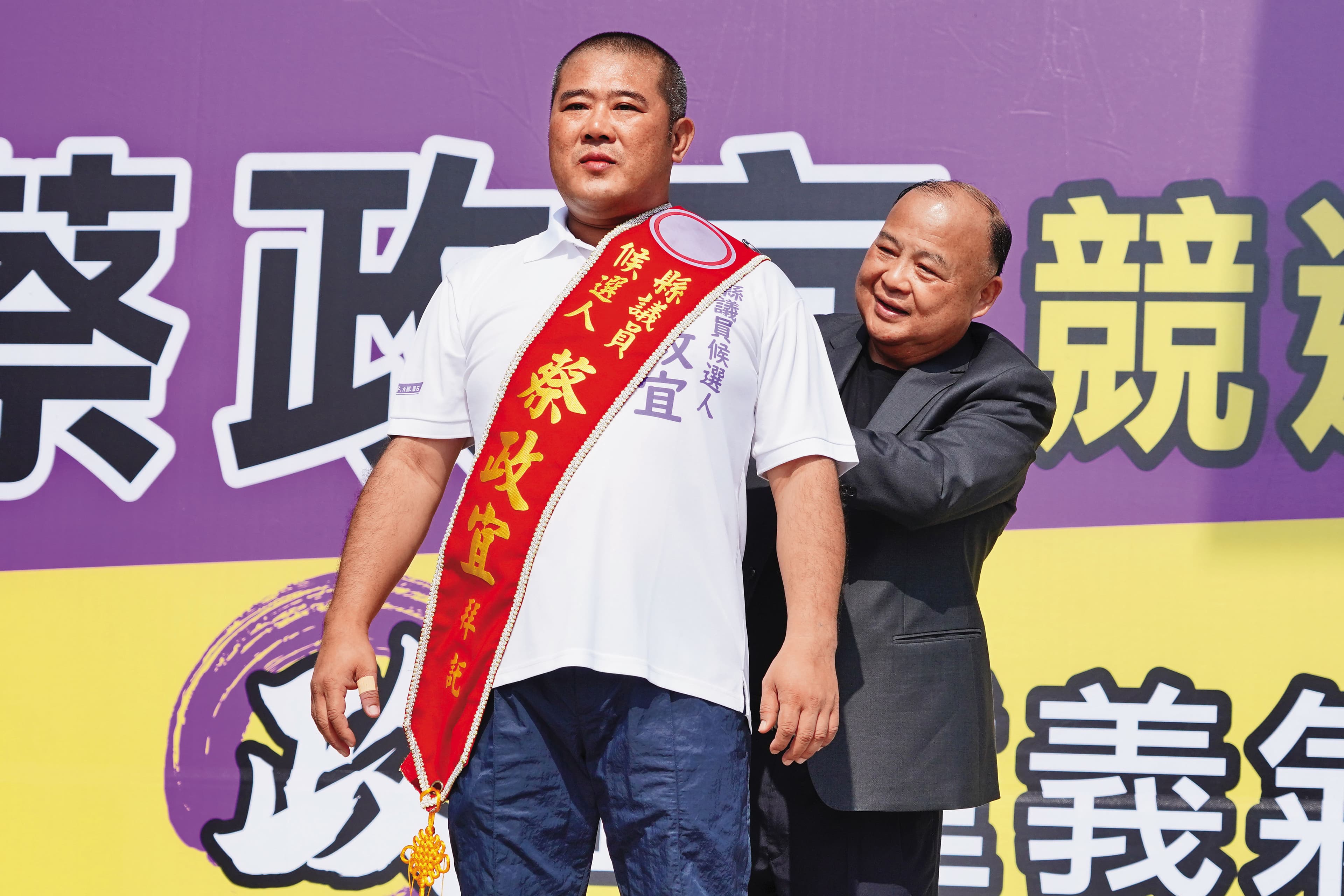 蔡政宜(左)3年前轉戰政壇,以第一高票贏得嘉義縣議員寶座,引起各界議論。