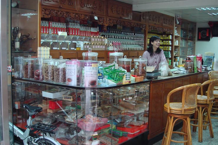 30年前吳瀛洲出國看藥材產地,太太曾麗玲(圖)便是當家掌櫃,因深具親切感,和許多客人變朋友。(登義提供)