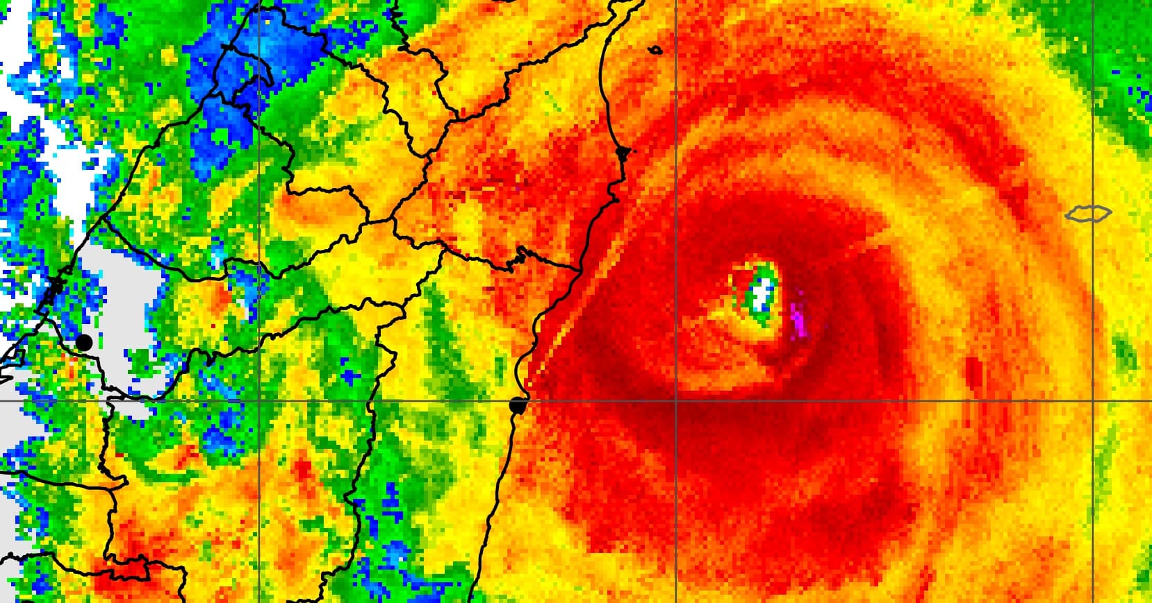 颱風凱米來勢洶洶,預計今晚登陸宜花地區,有機會成為8年來首個登陸台灣的強颱。(翻攝自「台灣颱風論壇|天氣特急」臉書)