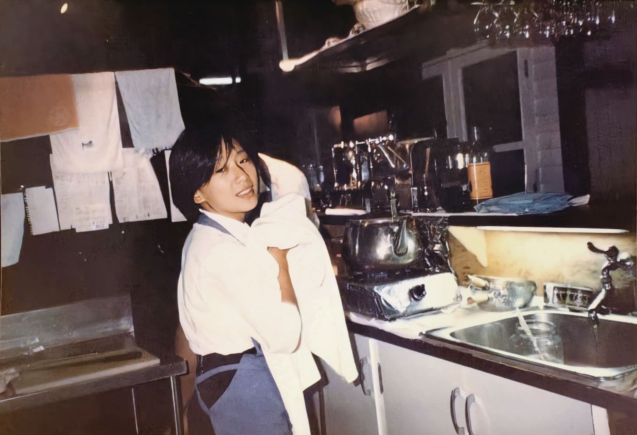 魏幸怡17歲入行,從吧台工作學起。(麻葉餐飲提供)