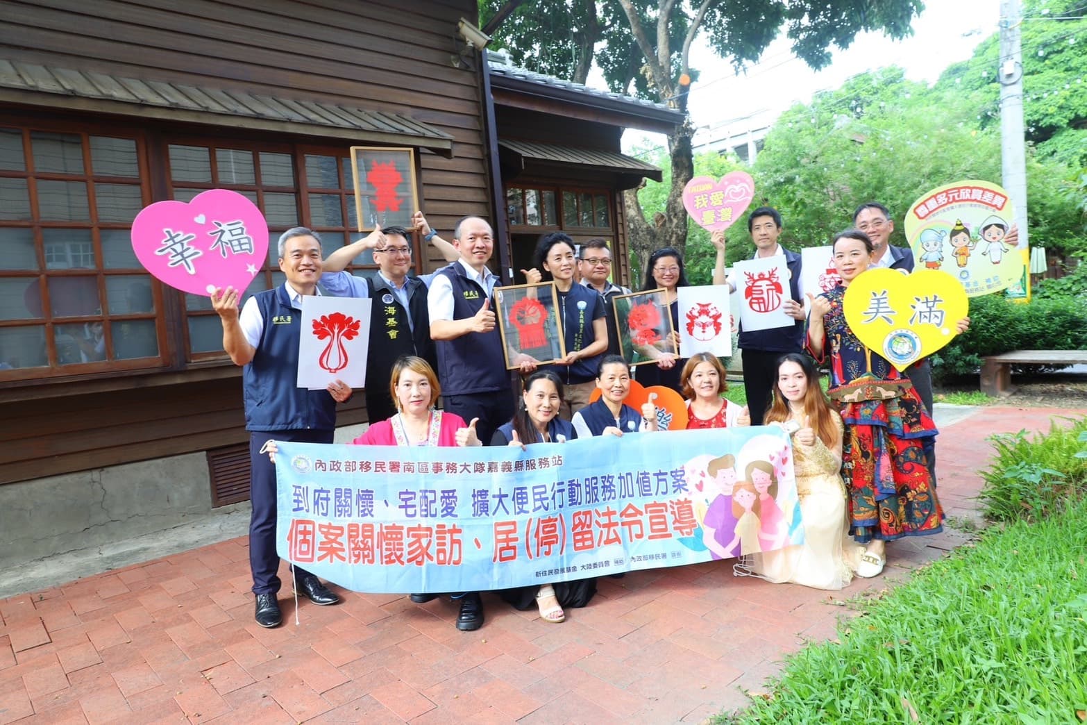 移民署嘉義縣服務站跨機關訪視首發車,今訪視嘉義縣青翼文化產業協會。(移民署提供)