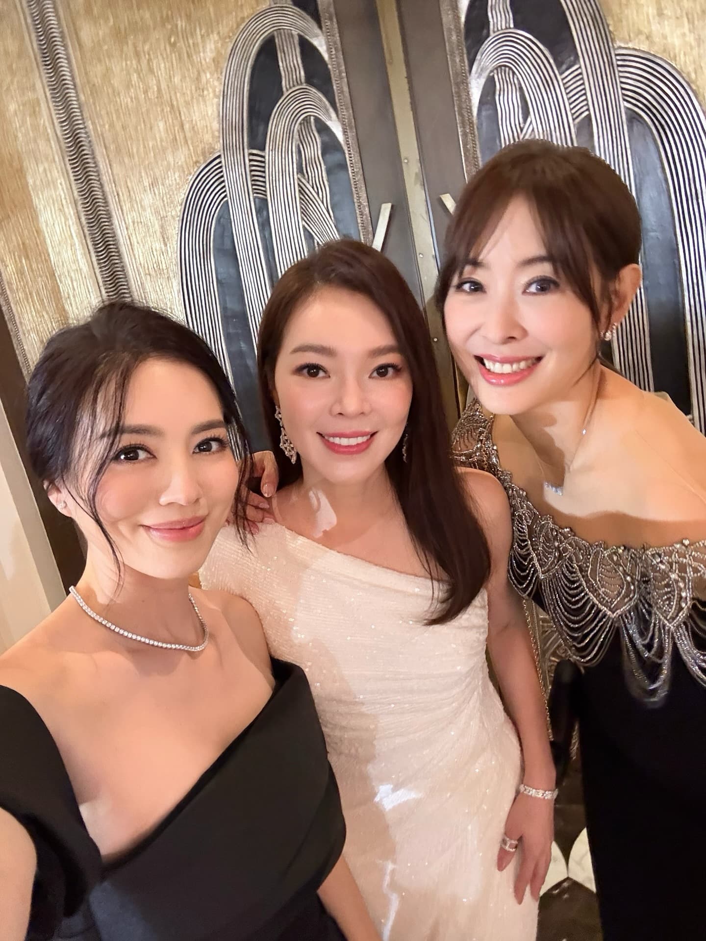 曾馨瑩(中)和林牧潔、賈永婕出席時尚晚宴。(翻攝muchieh IG)