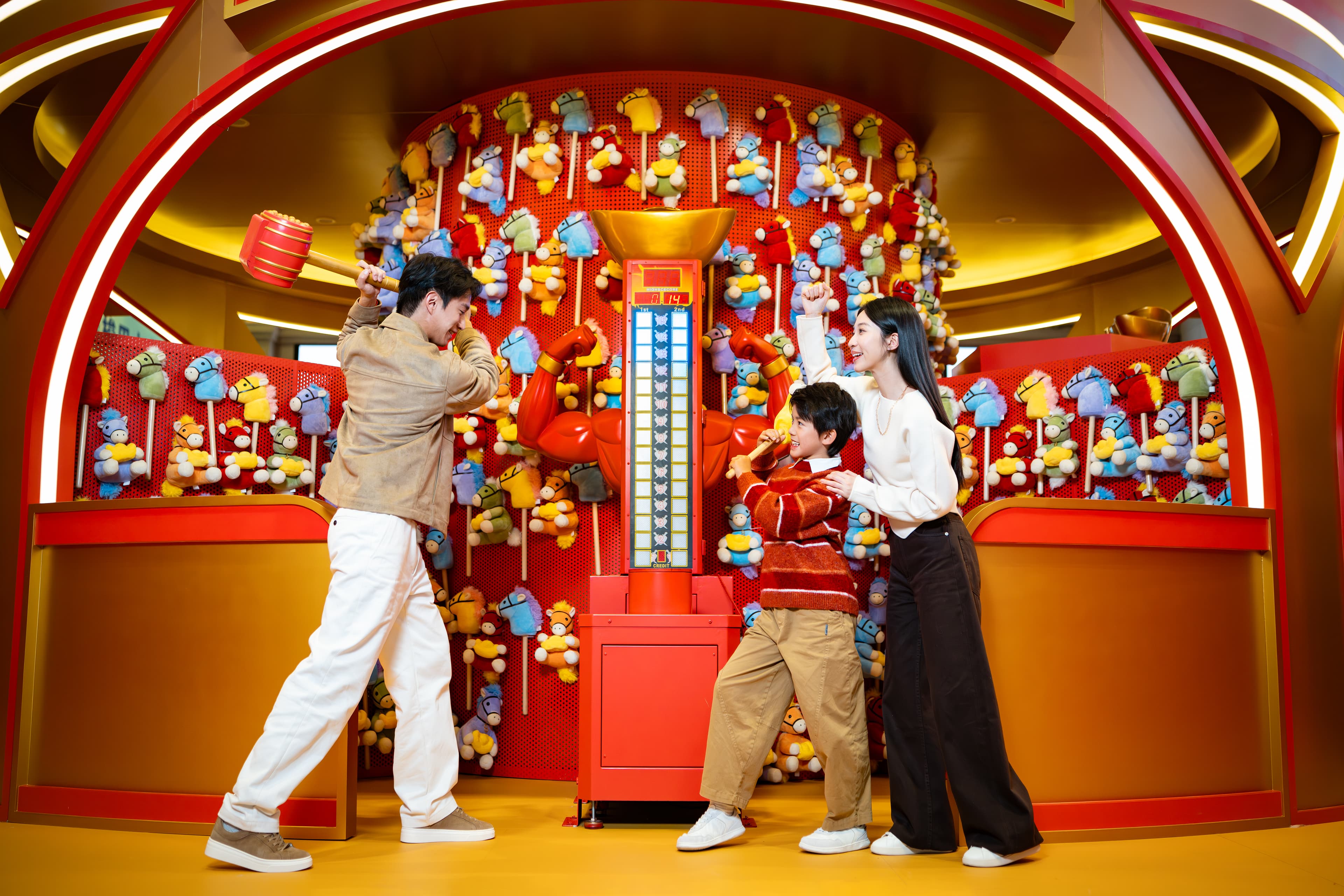 祝願步步高昇的「馬上打年高」，很考驗力量。（新濠影滙提供）