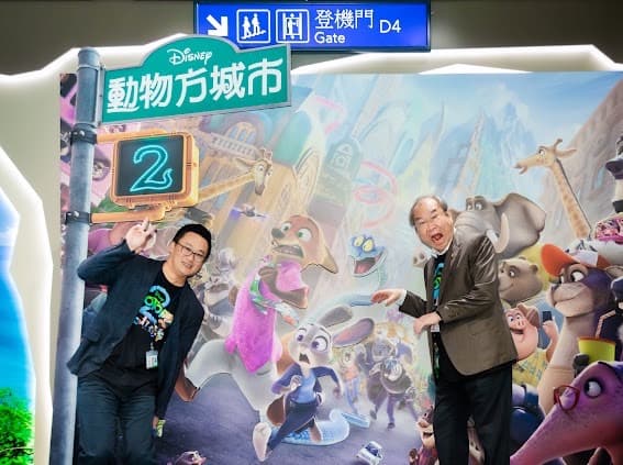 華航董事長高星潢(右)、總經理陳漢銘(左)化身探險隊,一起踏上歡樂冒險旅程。(華航提供)