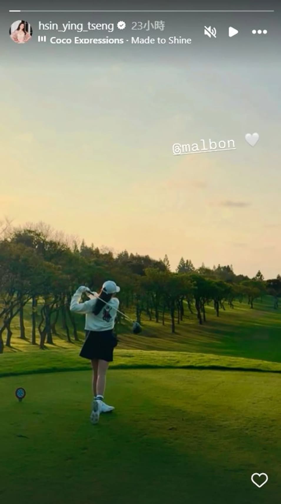 曾馨瑩過去分享穿一身Malbon高爾夫球裝打球的姿態。(翻攝曾馨瑩IG)