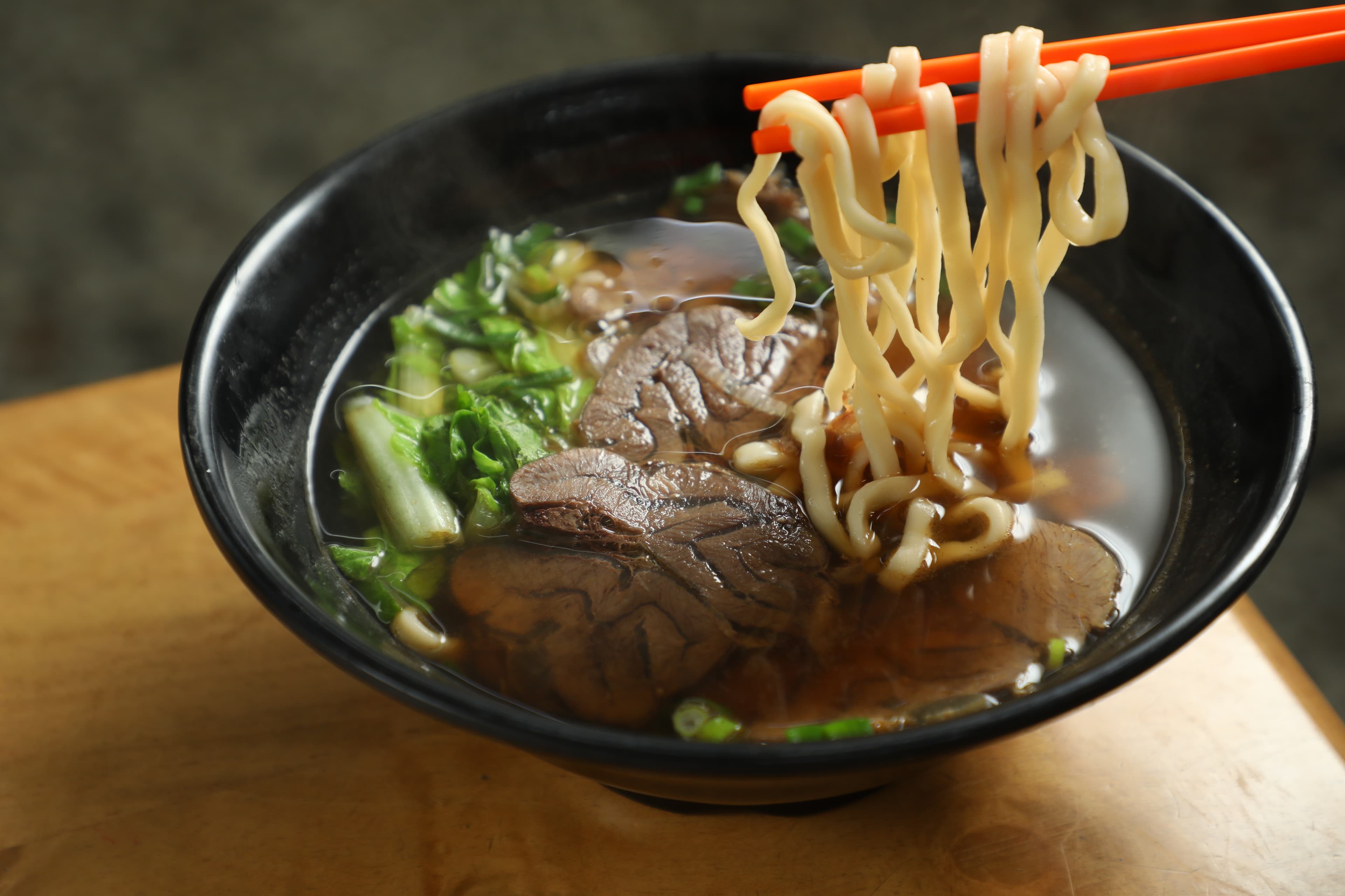 「牛肉麵」使用半筋半牛的紅燒牛腱肉，湯底則是用牛骨與牛肉熬製而成。（130元／碗）
