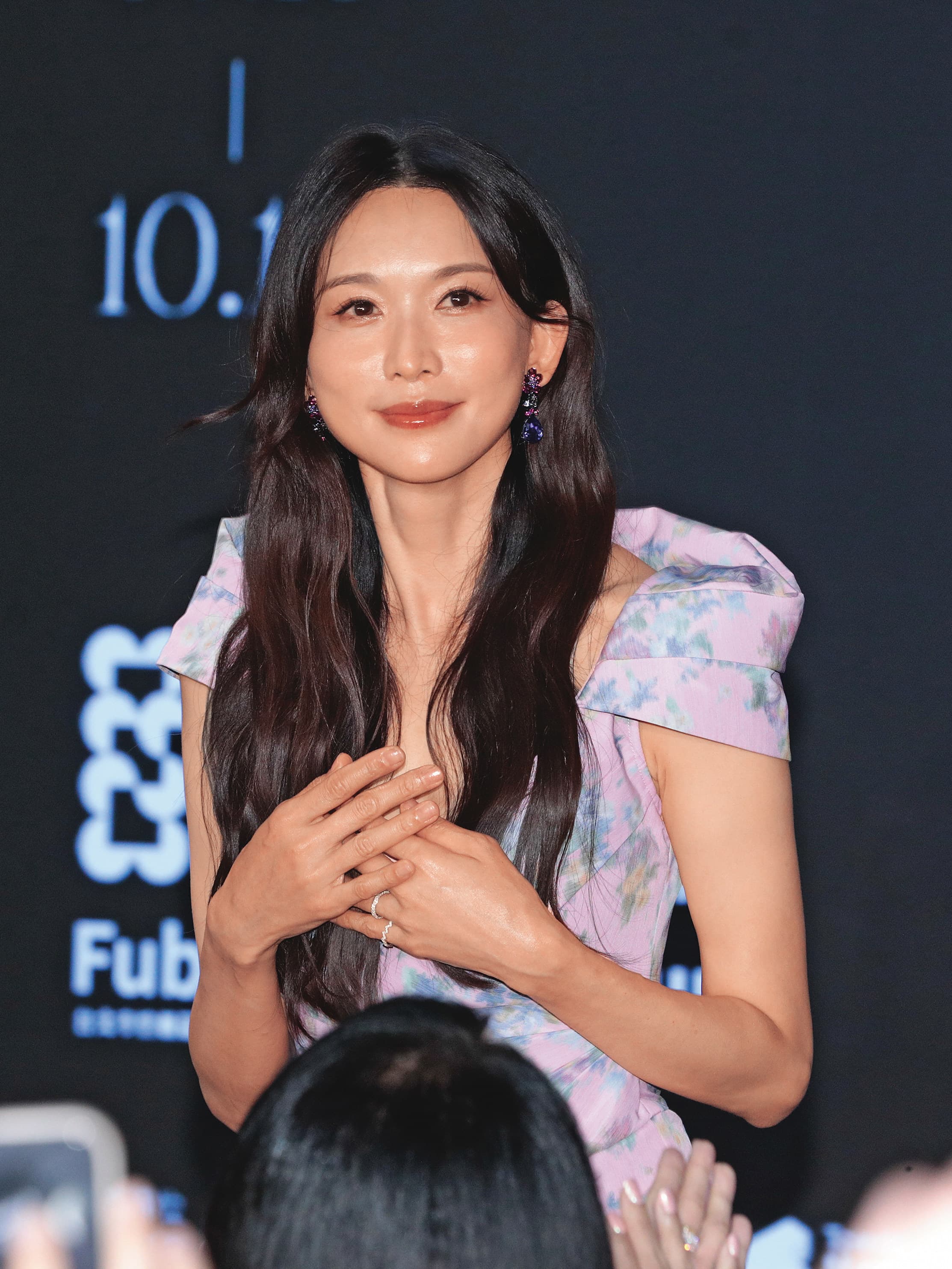 人終究是要「乳滑」的,林志玲千擋萬擋(圖),也擋不住我們攝影葛格的神捕捉哈哈哈!(叉腰笑)