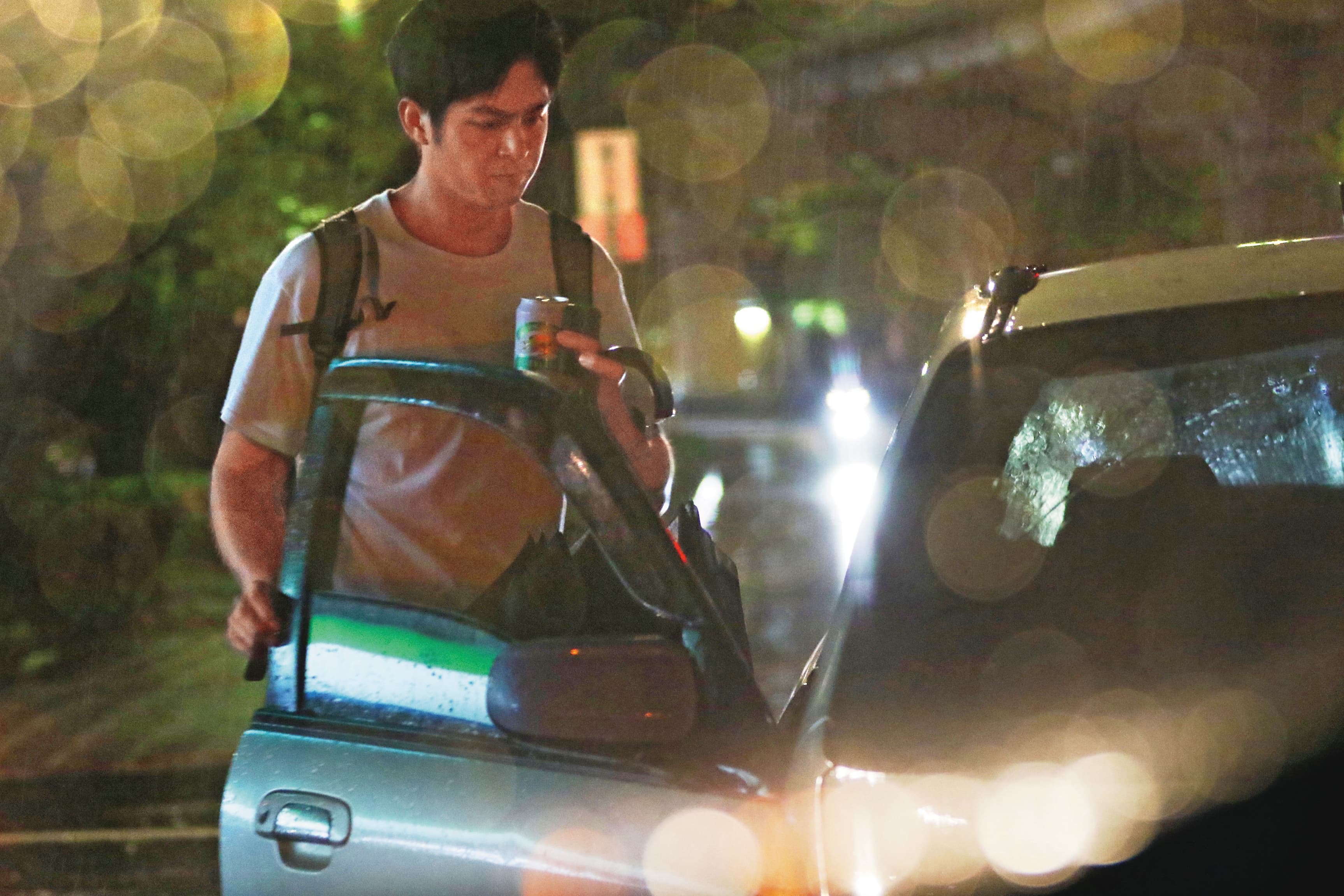 19:10 李芷瑤開車前來接送蘇韋華,看來很疼底迪,對他照顧有加。
