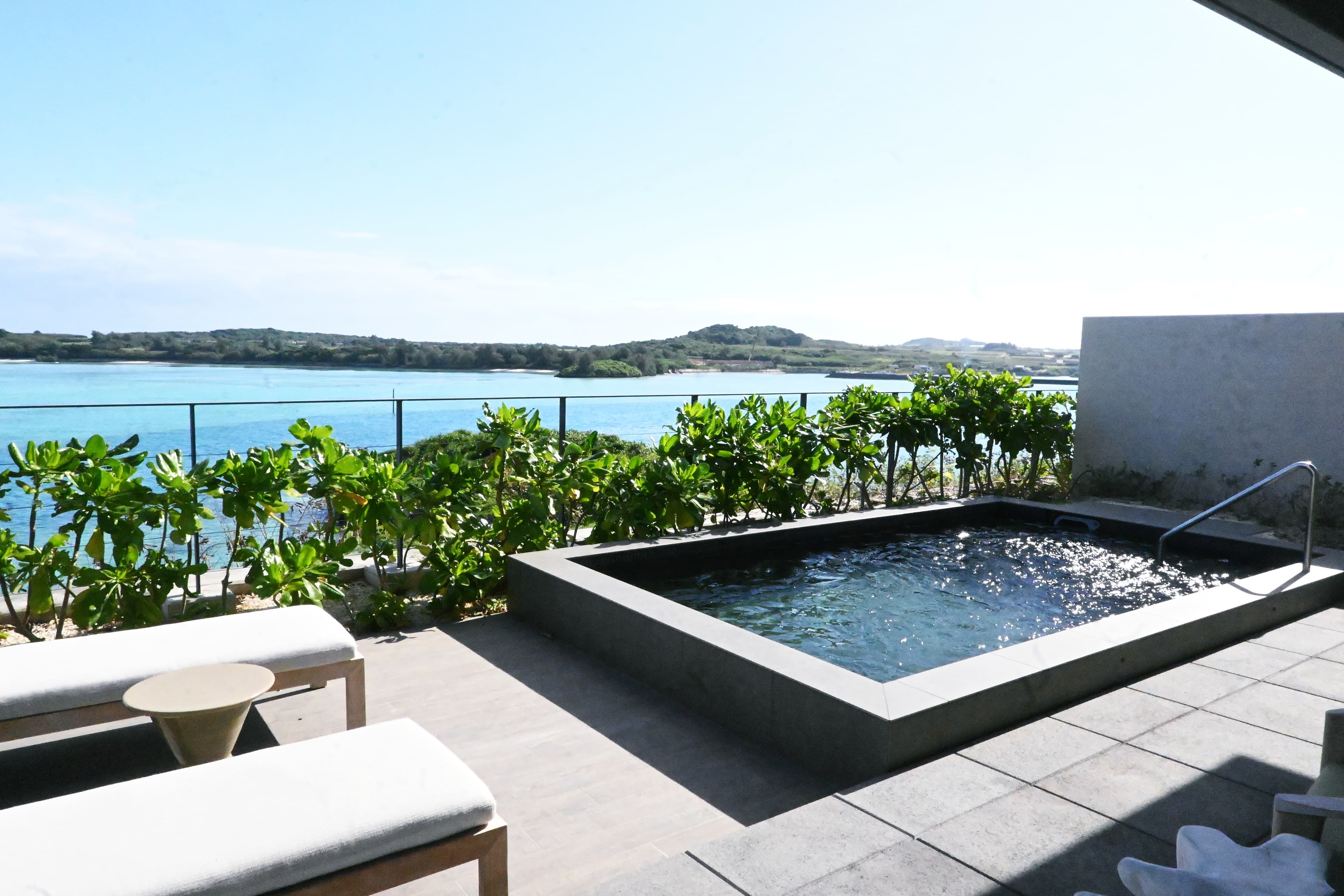 房型「Oceanview Villa King」60平方公尺,配有迷你吧、戶外露台與私人泳池。