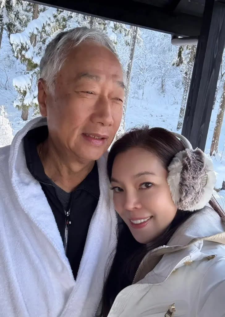 偶爾曾馨瑩會曬郭台銘的恩愛,去年末兩人把握時間,與家人一同前往日本滑雪、旅行。(翻攝自曾馨瑩IG)