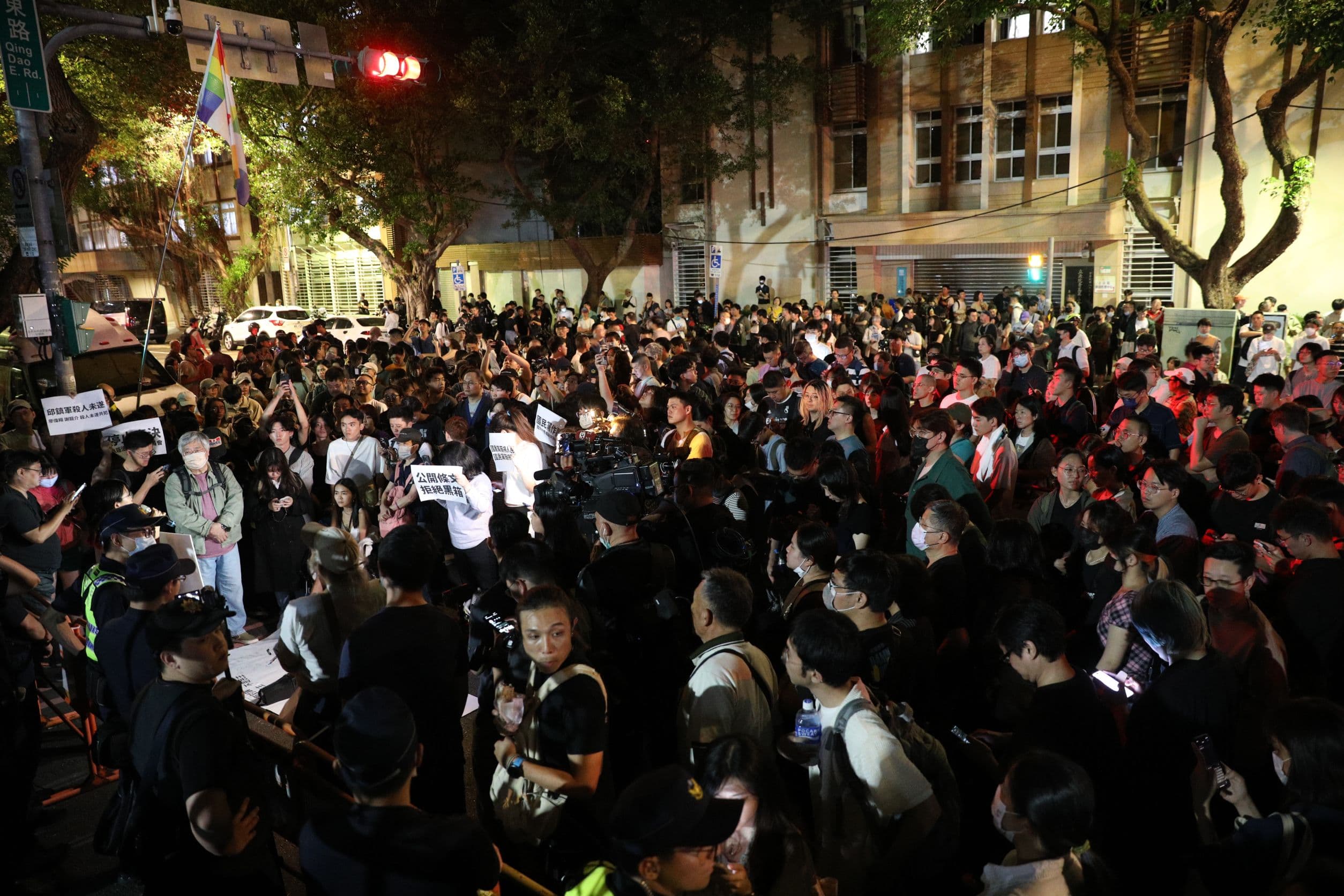立法院青島東路側門外,開始有民眾、學生集結