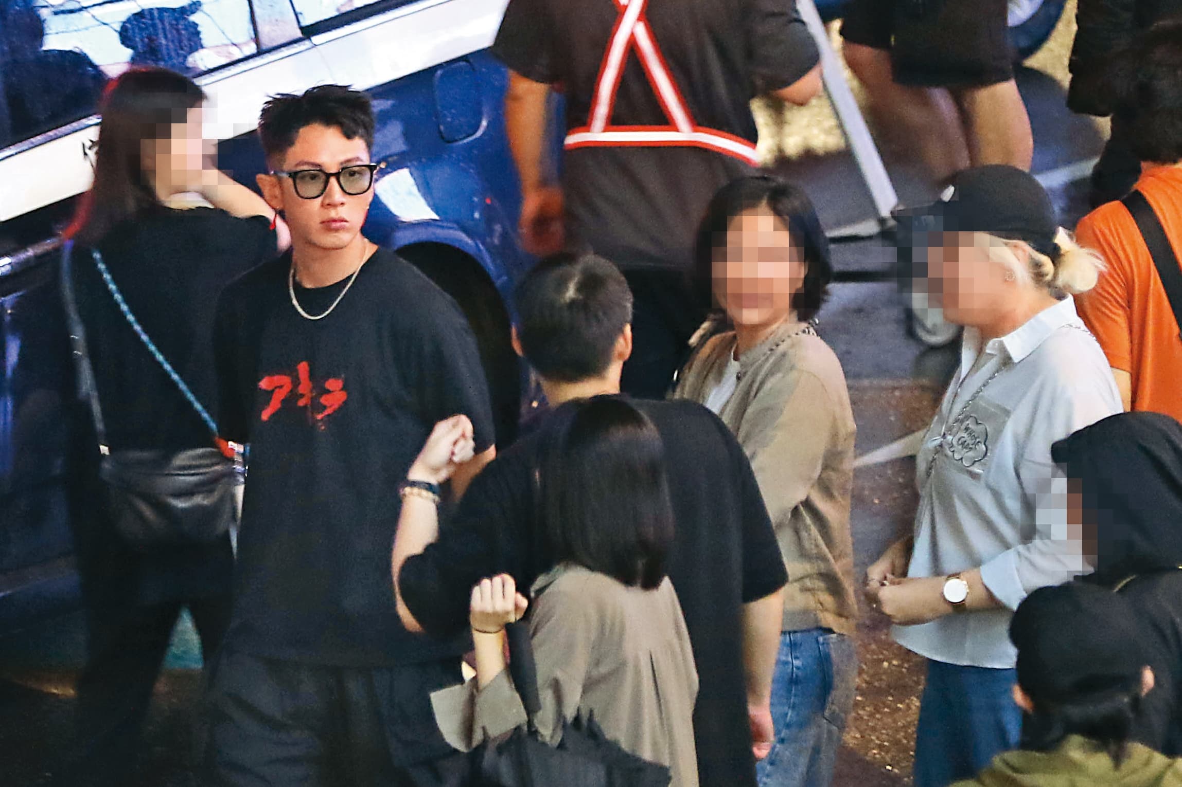 01:34 當晚拍攝逃難戲,出動海量臨演,且有警車協助拍攝,柯震東也在人潮中觀看熱鬧。