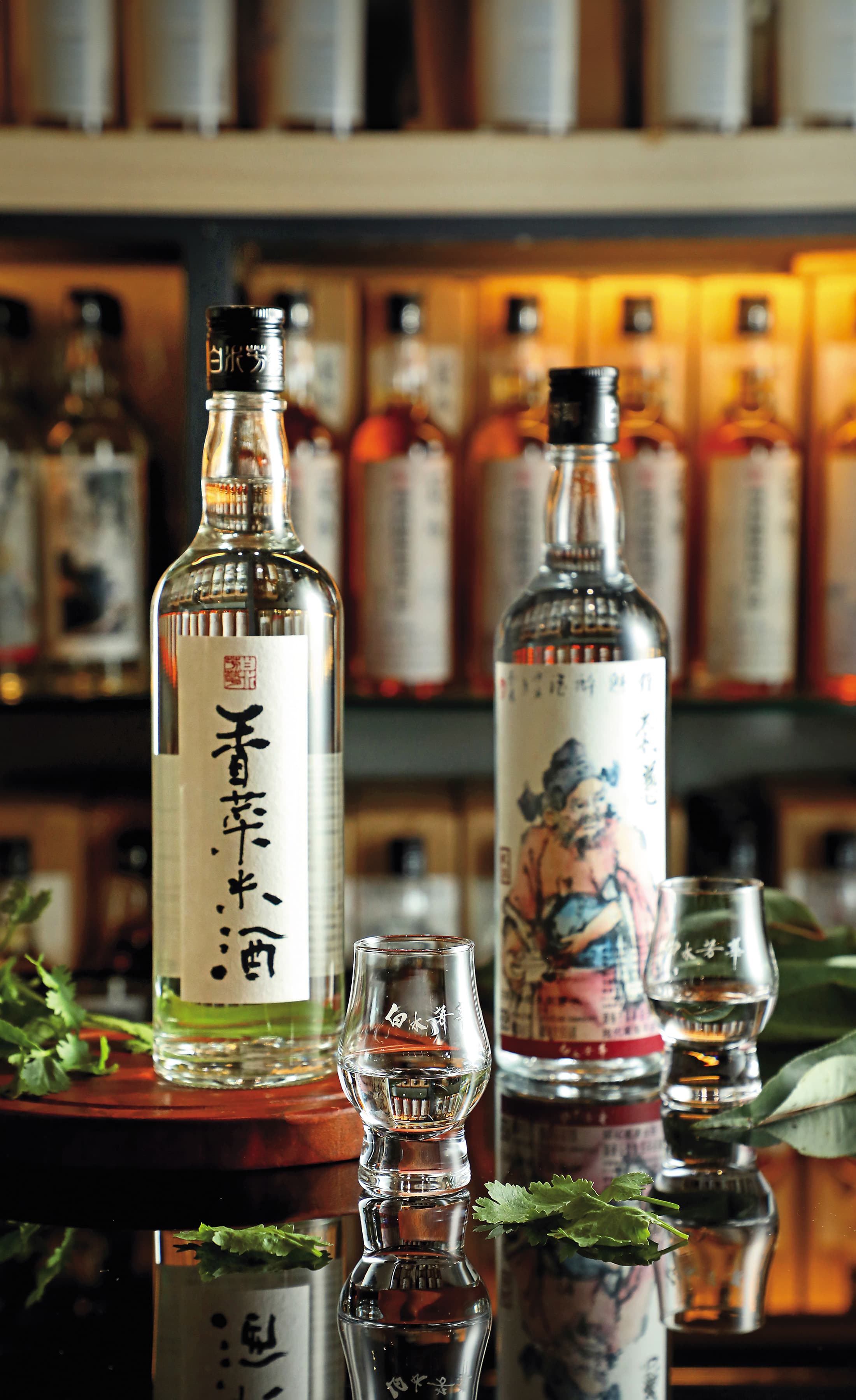 「香菜米酒」(左,2,000元/瓶)在台北酒展大放異采;「刺蔥米酒」(右,1,250元/瓶)帶著七喜與可爾必思般的輕盈奶香。