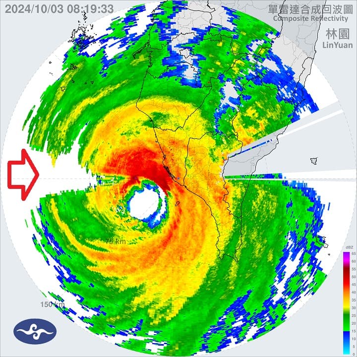 鄭明典分享雷達回波圖，「空白一片」是因雨滴太密實，示警「小心囉，這片強降雨區即將影響陸地！」（翻攝自臉書＠鄭明典）