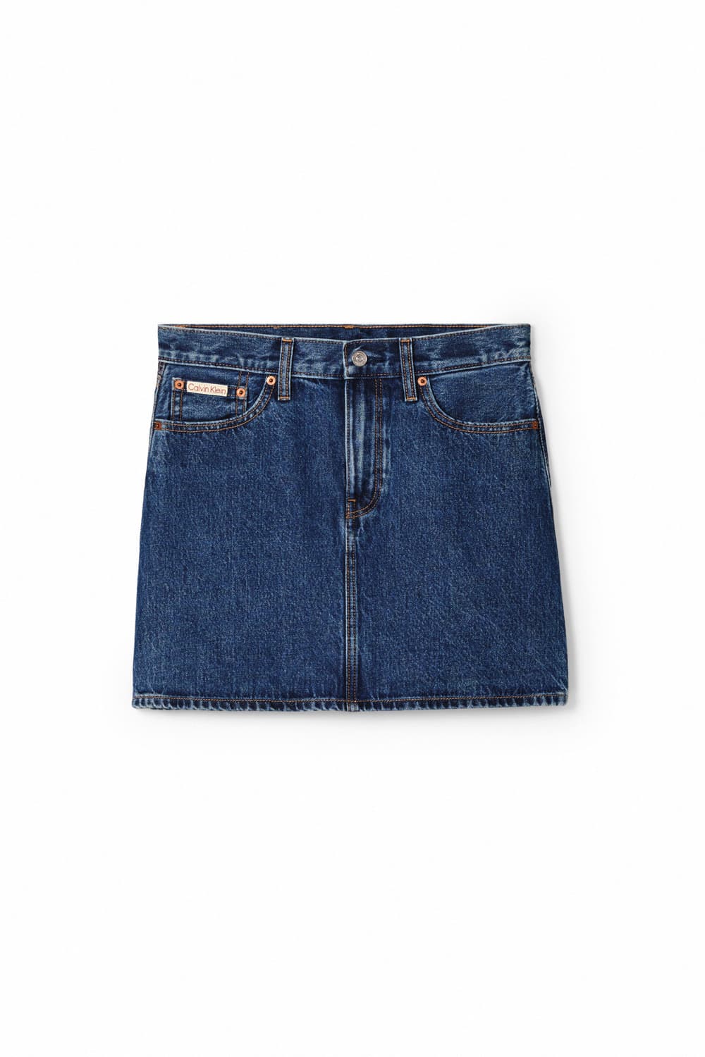 高腰丹寧短裙。NT$3,780。(Calvin Klein提供)
