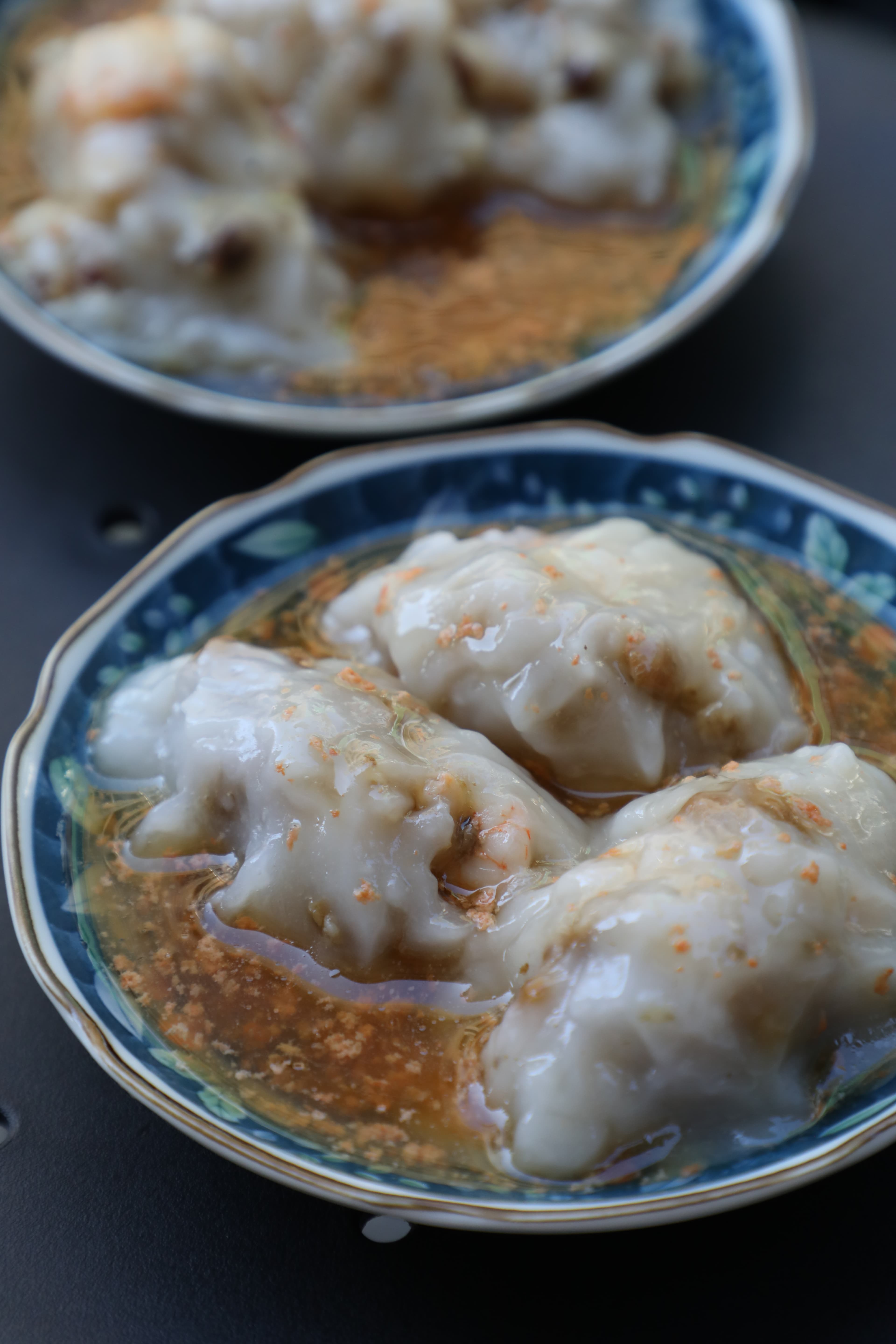 剛蒸好出鍋的「蝦仁肉圓」鮮味大爆發,從內餡到淋醬都很出色。(65元/份、3顆)