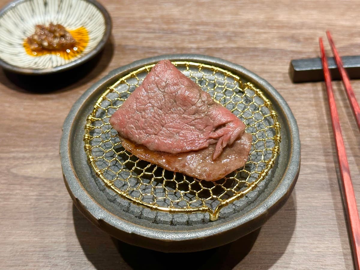 「後腿/七味醬」肉味濃厚甜嫩,沾醬吃多了花椒香氣。