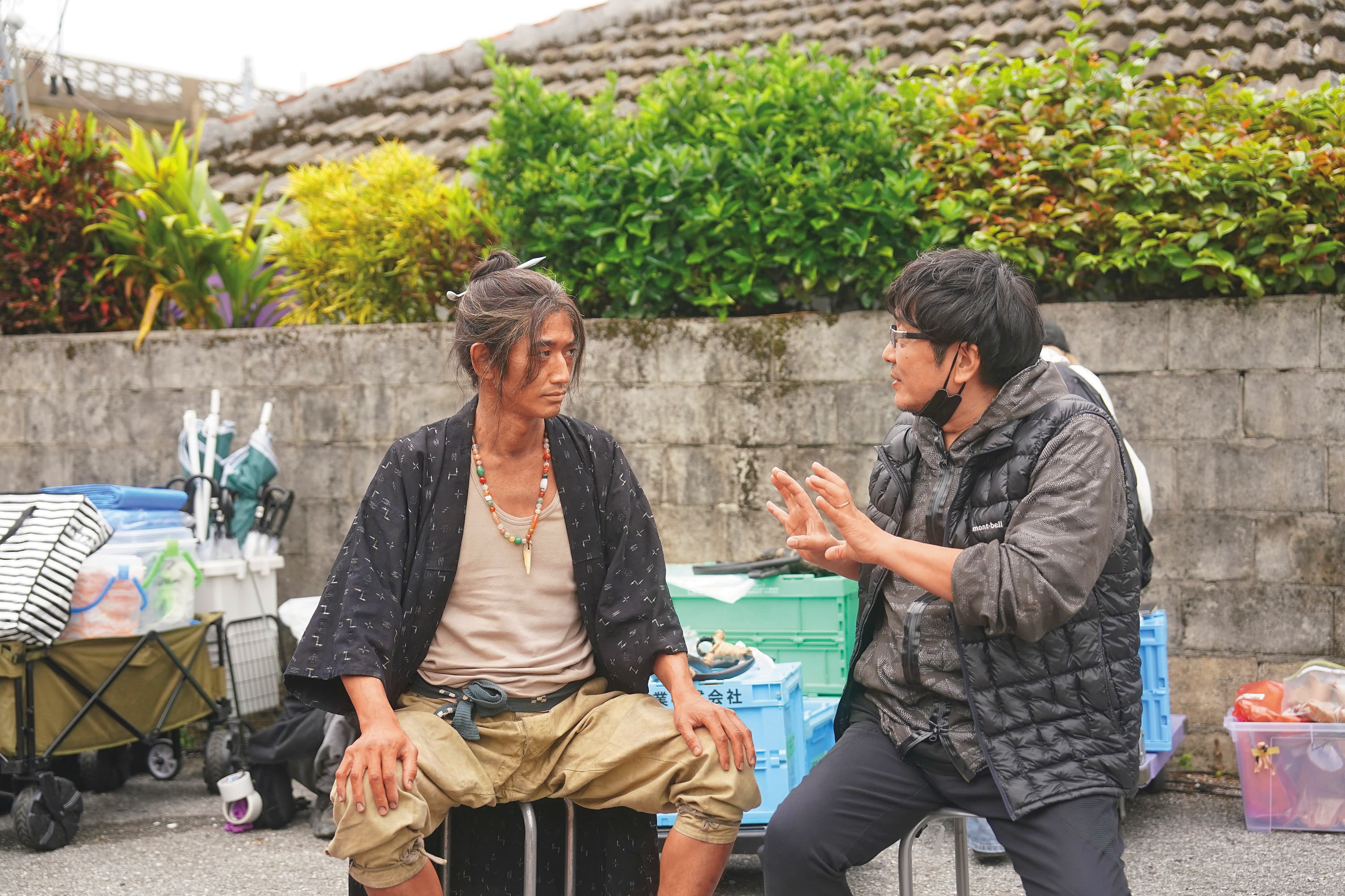 永山瑛太(左)在《寶島》飾演戰果撈客的首領,大友啟史(右)為了讓角色更立體,多次修改劇本,在現場也積極與他溝通。(東映提供)