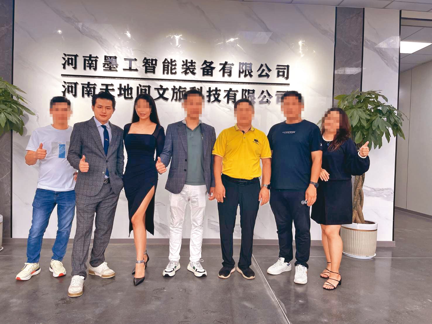 梁軒安(左二)聲稱四處都有投資項目,卻常爆出欠債不還。(讀者提供)