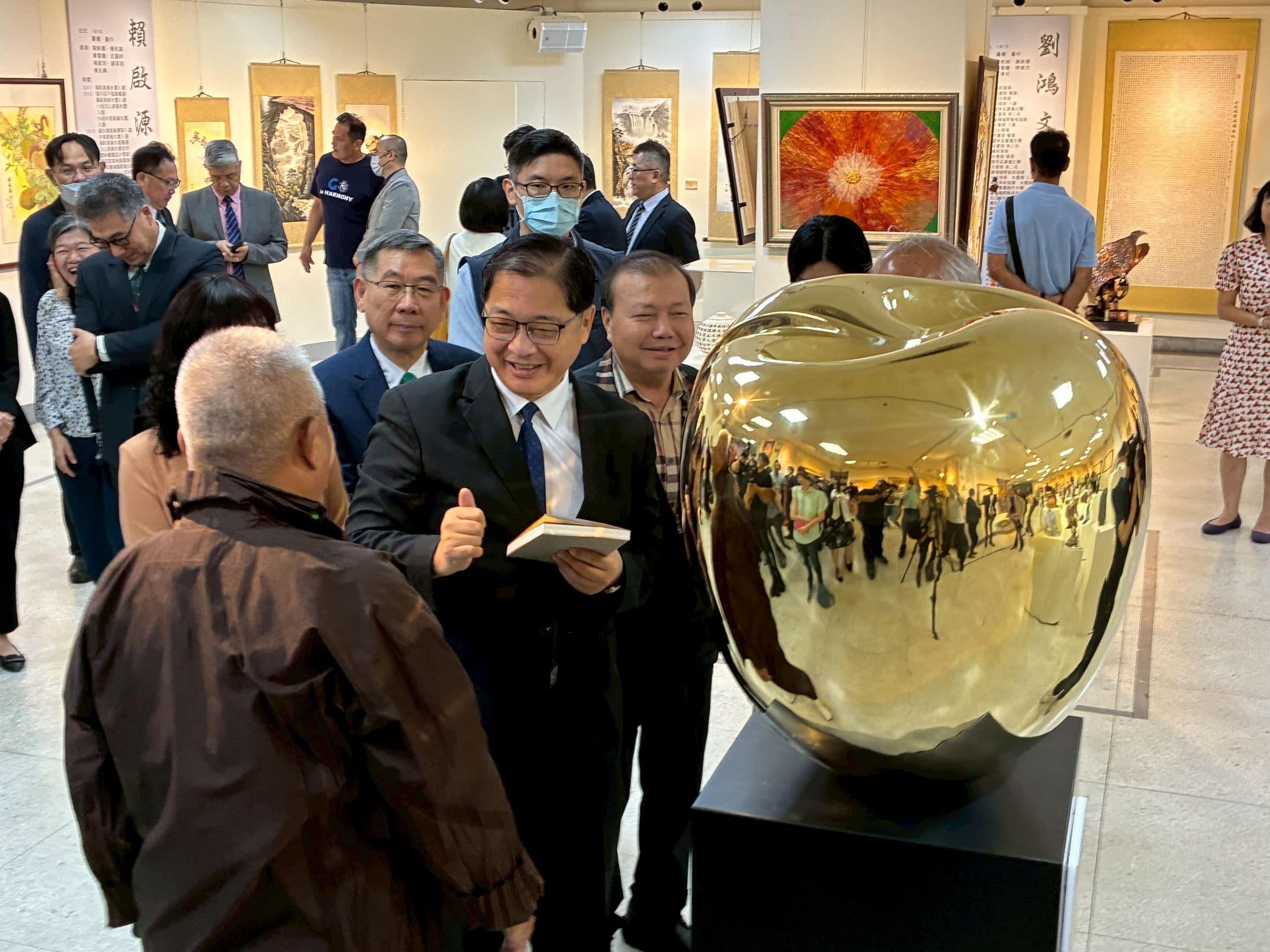法務部長鄭銘謙對這次的蘋果具象銅雕造型頗為讚賞。(更生保護會提供)