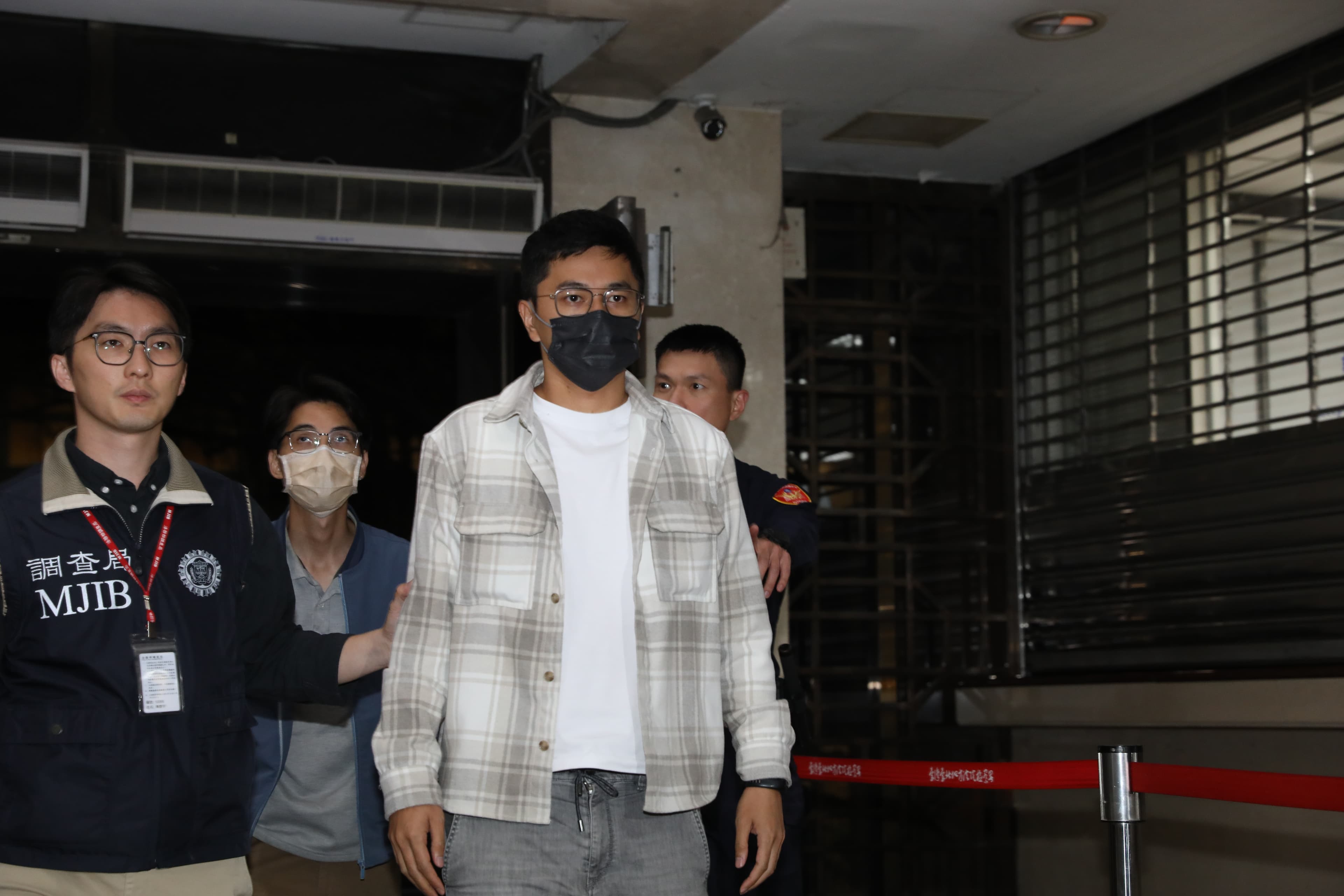北檢諭令劉思吟、賴苡任、滿志剛50萬元交保，李孝亮、劉思吟丈夫林叡30萬元交保，陳冠安20萬元交保。