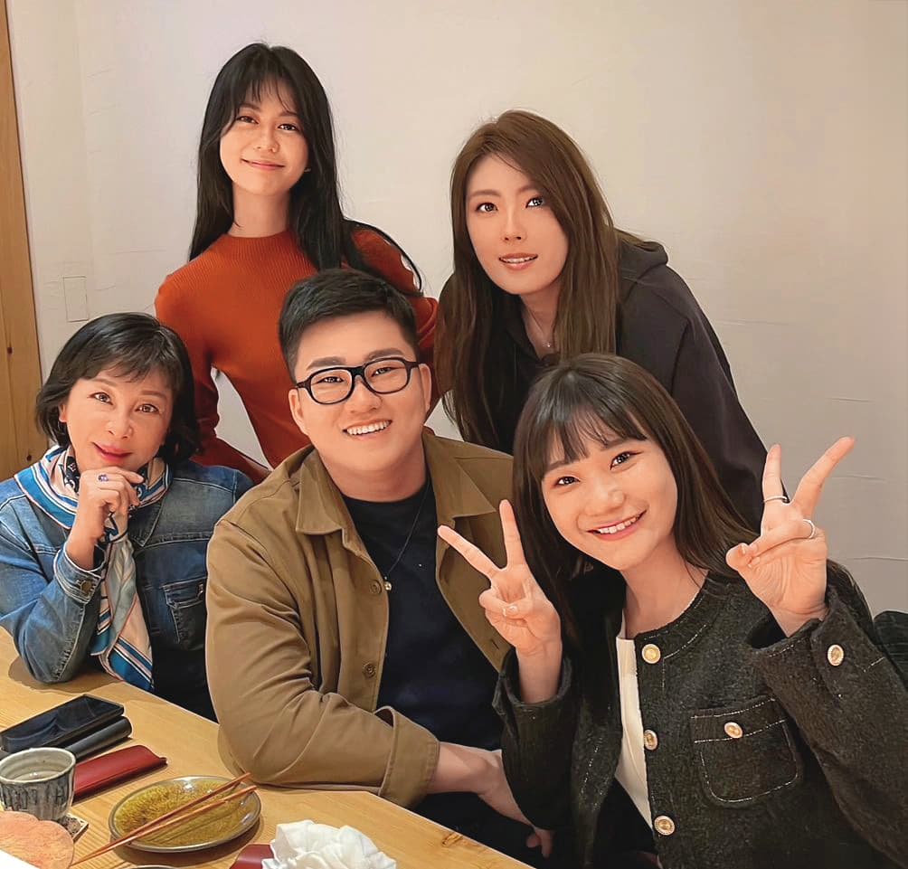 愛莉莎莎(前排右起)和Joeman、吳淡如、理科太太(後排右)、白癡公主(後排左)聚會,5人都是自媒體界的大咖。(翻攝自joeman IG)
