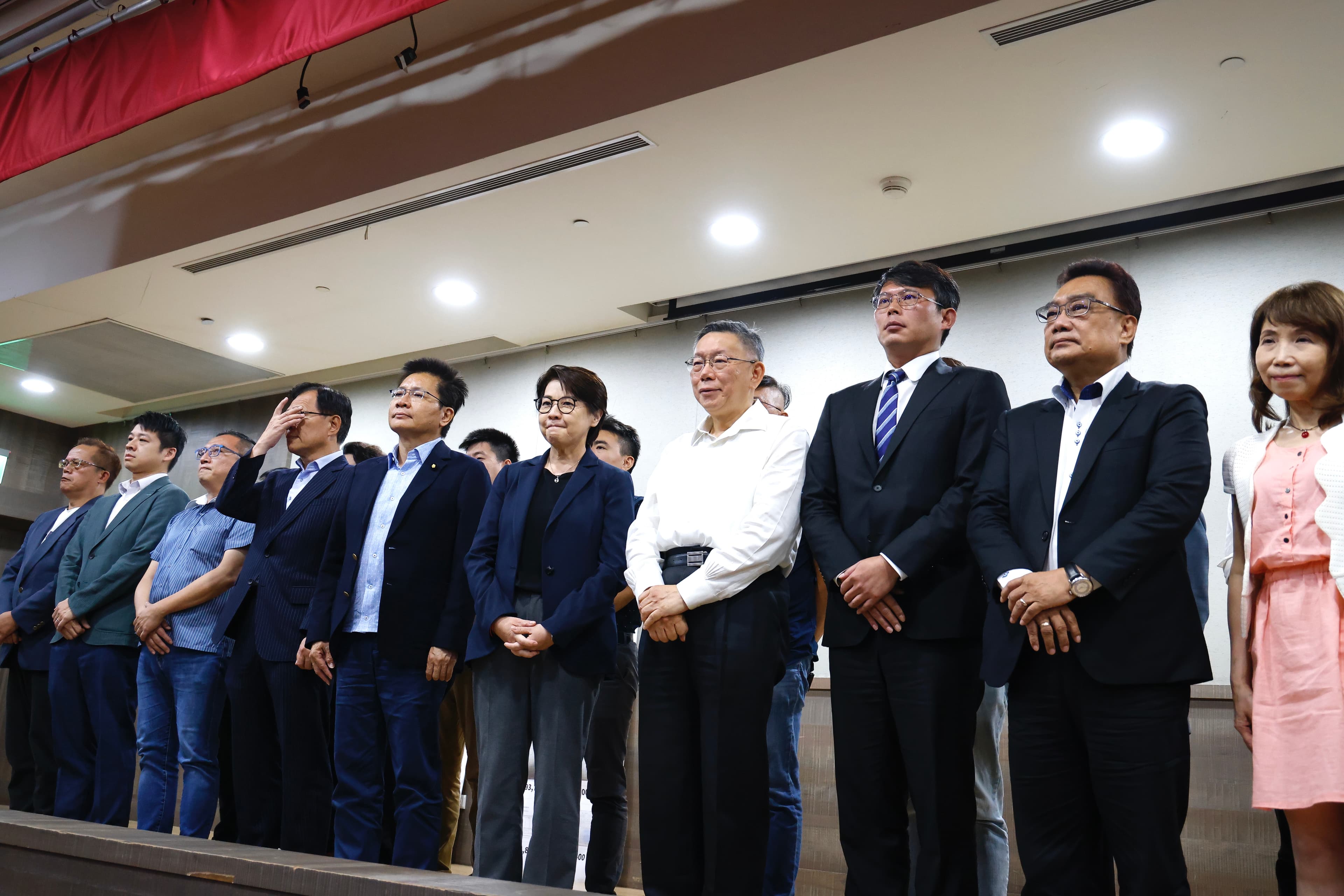 記者會最後,柯文哲、黃珊珊等人一字排開向支持者致意。