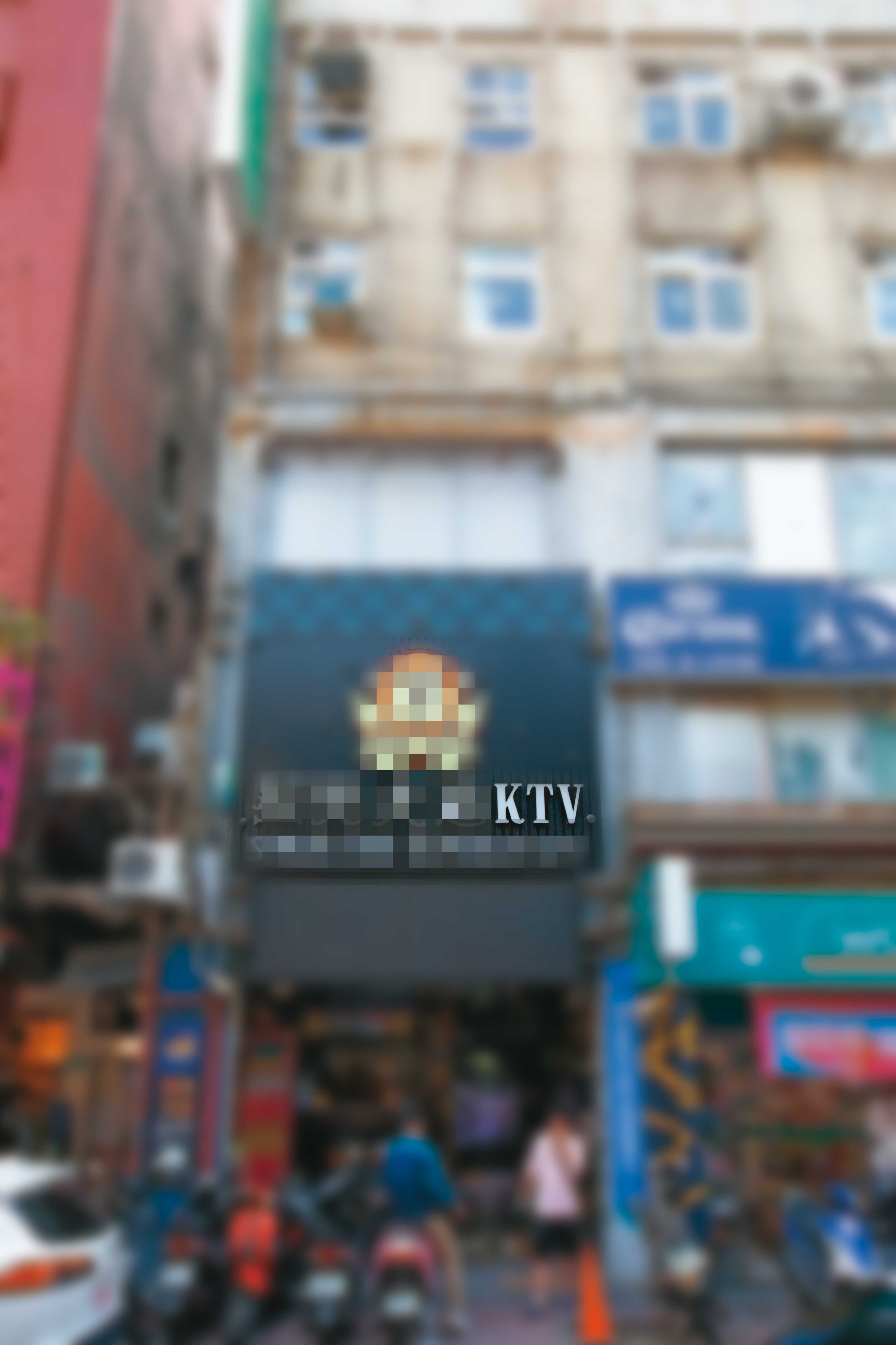 1998年王姓富商遭吳哲銘槍殺案發生在「歡樂聯盟」KTV的3樓包廂,目前該店樓下2樓也是開設KTV,店名已不同。