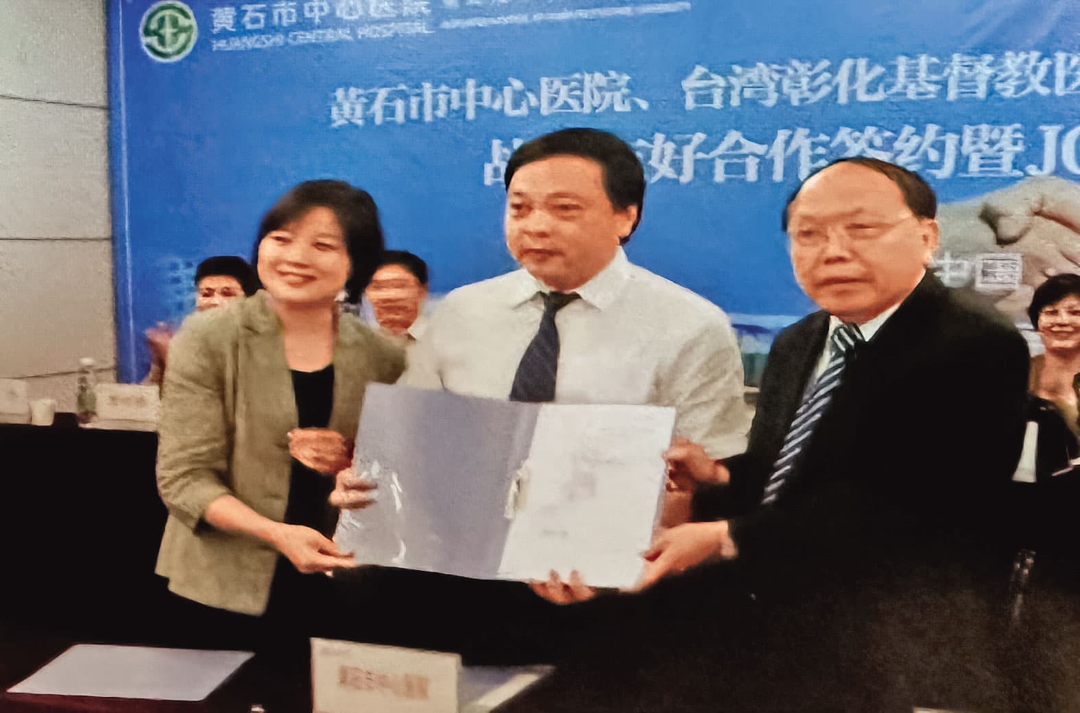 彰化基督教醫院前總院長郭守仁(右)熱衷兩岸合作。(翻攝網路)