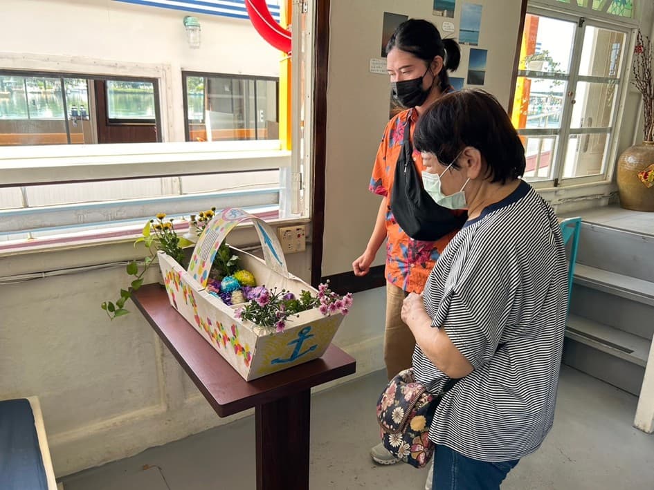 海葬業者船長黃以任為其親屬選擇了海葬。(台南市政府提供)