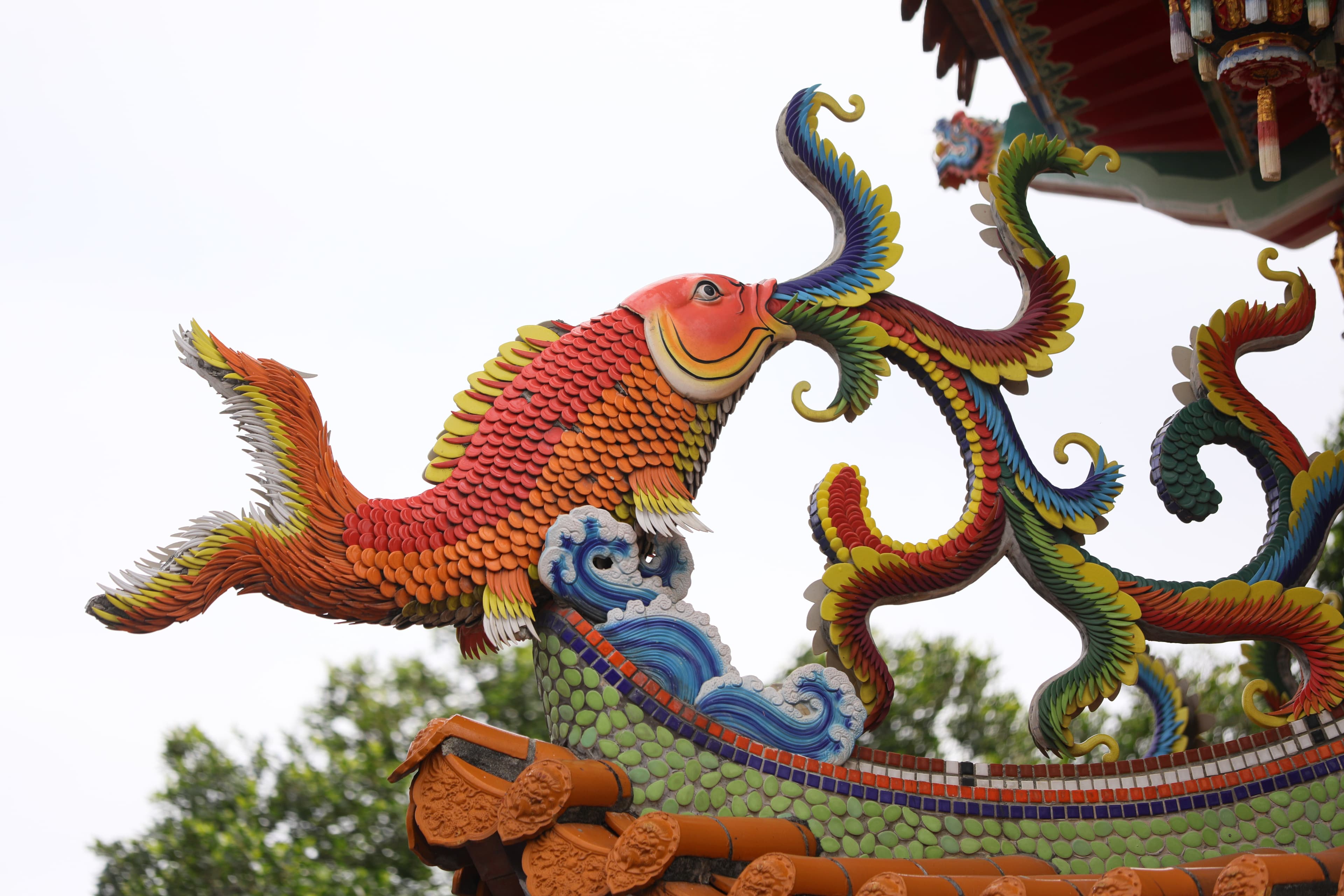 剪花是台灣傳統建築中一門專業的工種，內容包含了泥塑、剪黏和交趾陶等三種工藝，金爐上的「鰲魚出水」就是其一。