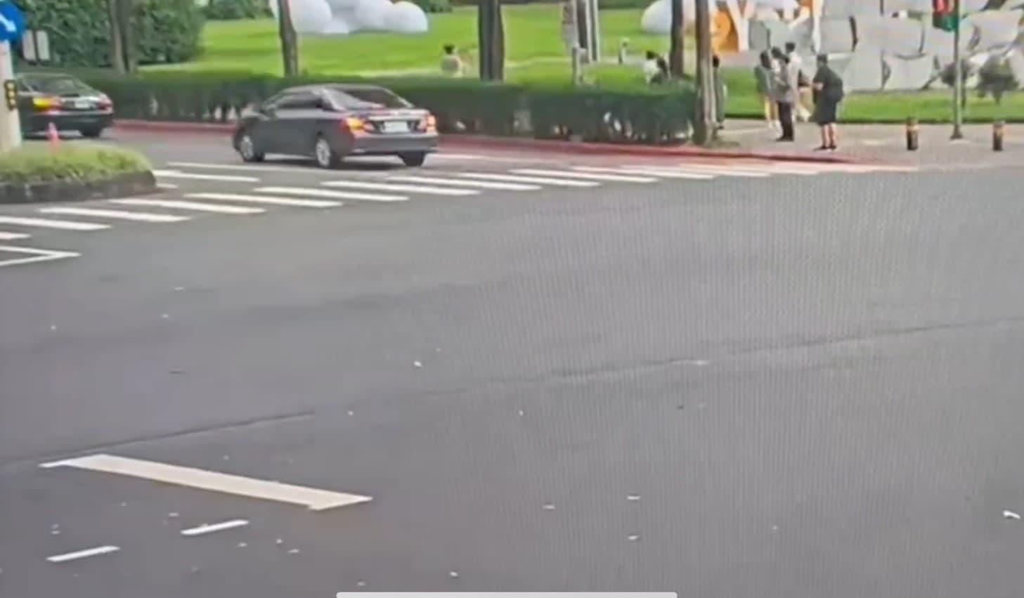 下午北市颳起強風,裝置藝術被風吹起一路滾動。(翻攝畫面)