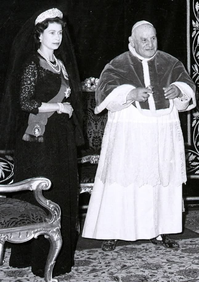 伊麗莎白二世女王1961年首次造訪梵蒂岡,會見時任教宗若望二十三世,穿著黑衣黑紗,成為王室經典造型之一。(翻攝X@FrenchAnglican)