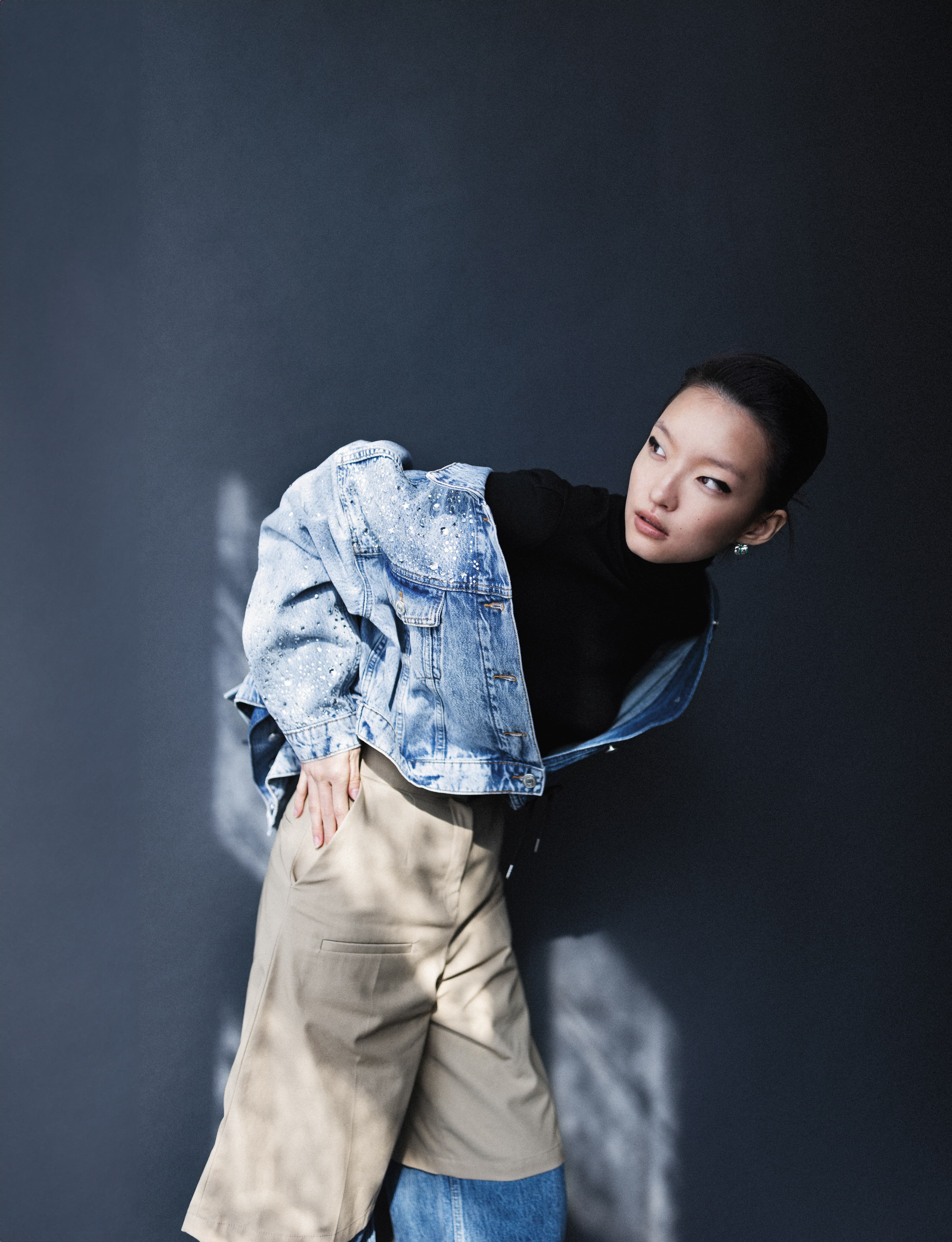 丹寧外套 NT$12,590 by maje；黑色高領上衣 價格店洽 by Chloé；卡其短褲 價格店洽 by LOEWE；丹寧長褲 NT$1,790 by ZARA；銀色耳環 NT$23,000 by LOEWE。