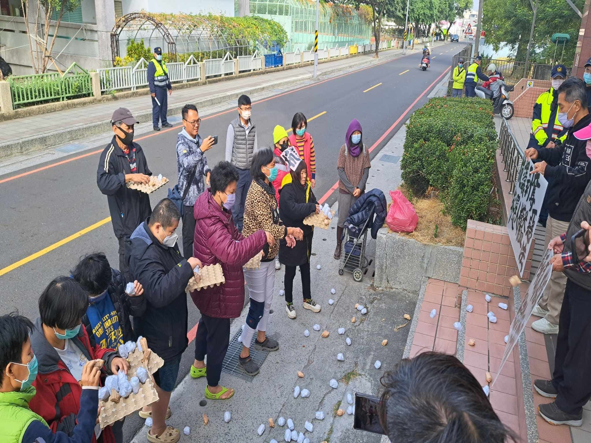 參選失利的蔣月惠因不滿保證金遭沒收,今到縣選委會抗議丟環保雞蛋。(翻攝自臉書@蔣月惠)