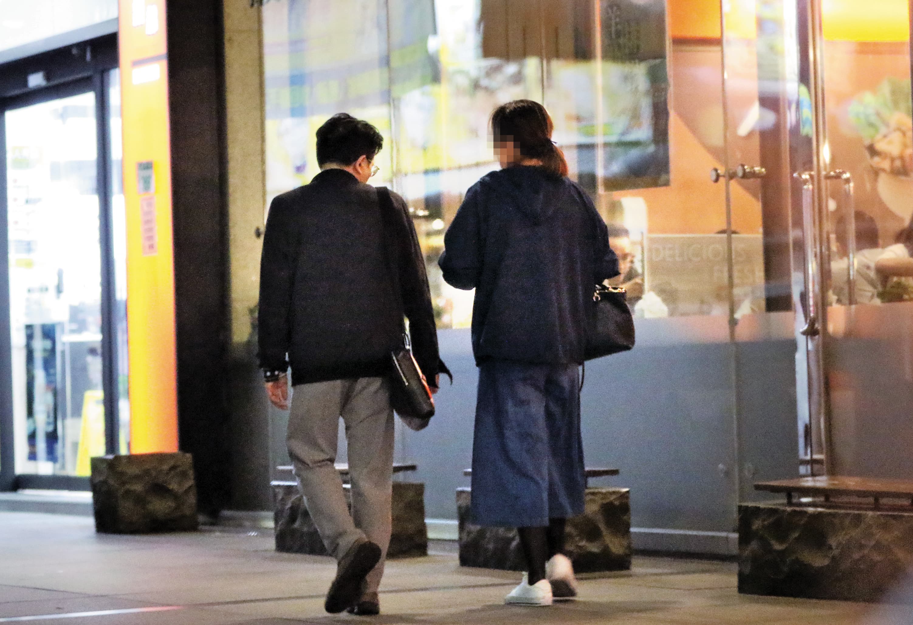 6月25日19:58,江坤俊時常工作完沒直接回家,跟同事去吃吃喝喝。