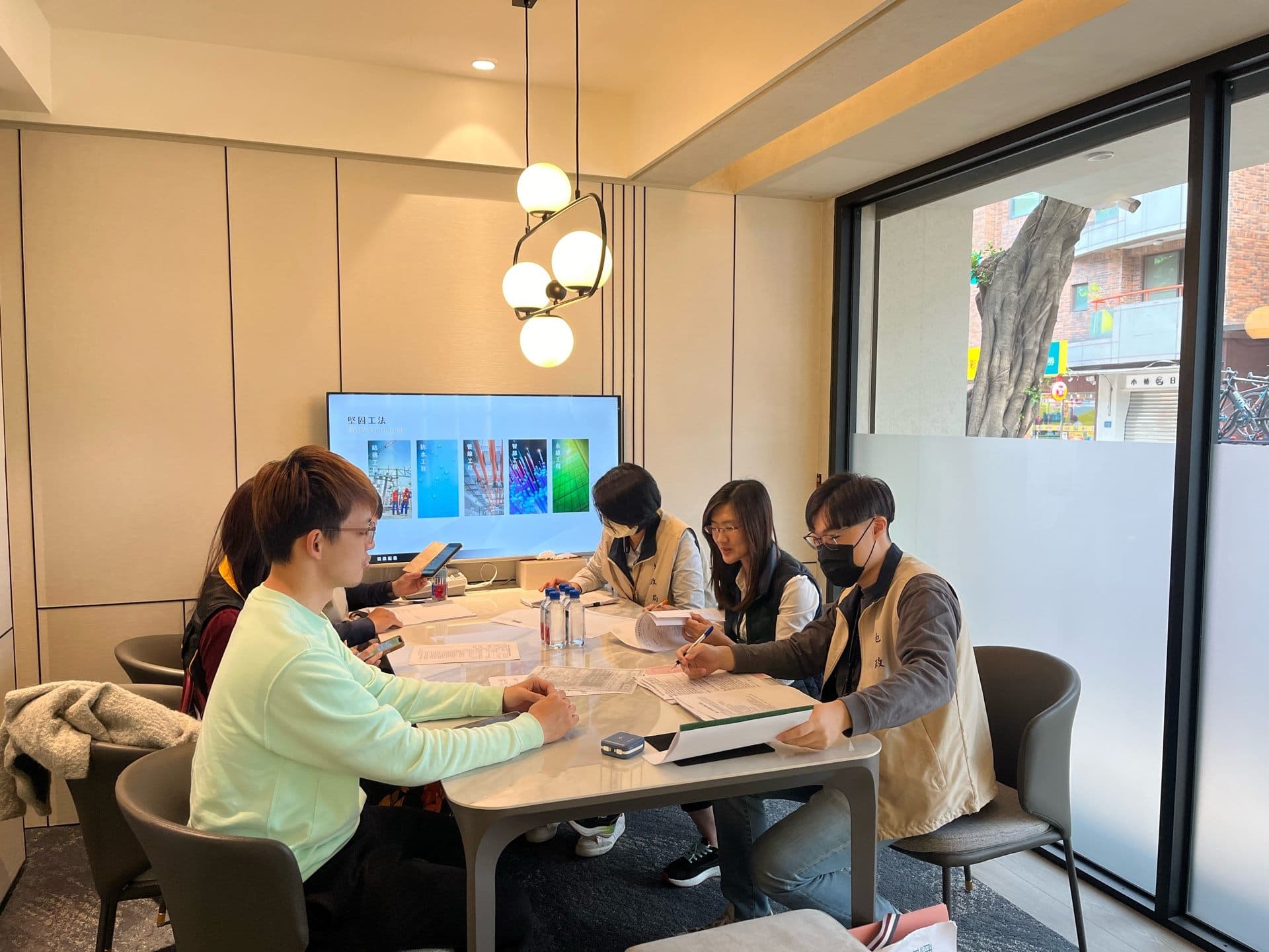 北市府預售屋聯合稽查小組3月28日至4月1日至建案現場進行業務稽查。(北市地政局提供)