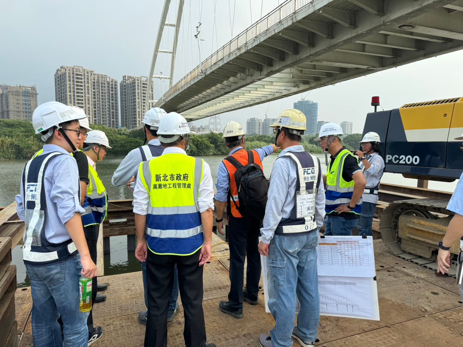 高灘處相當重視新月橋修復工程進度,定期督導確保施工安全。(新北高灘處提供)