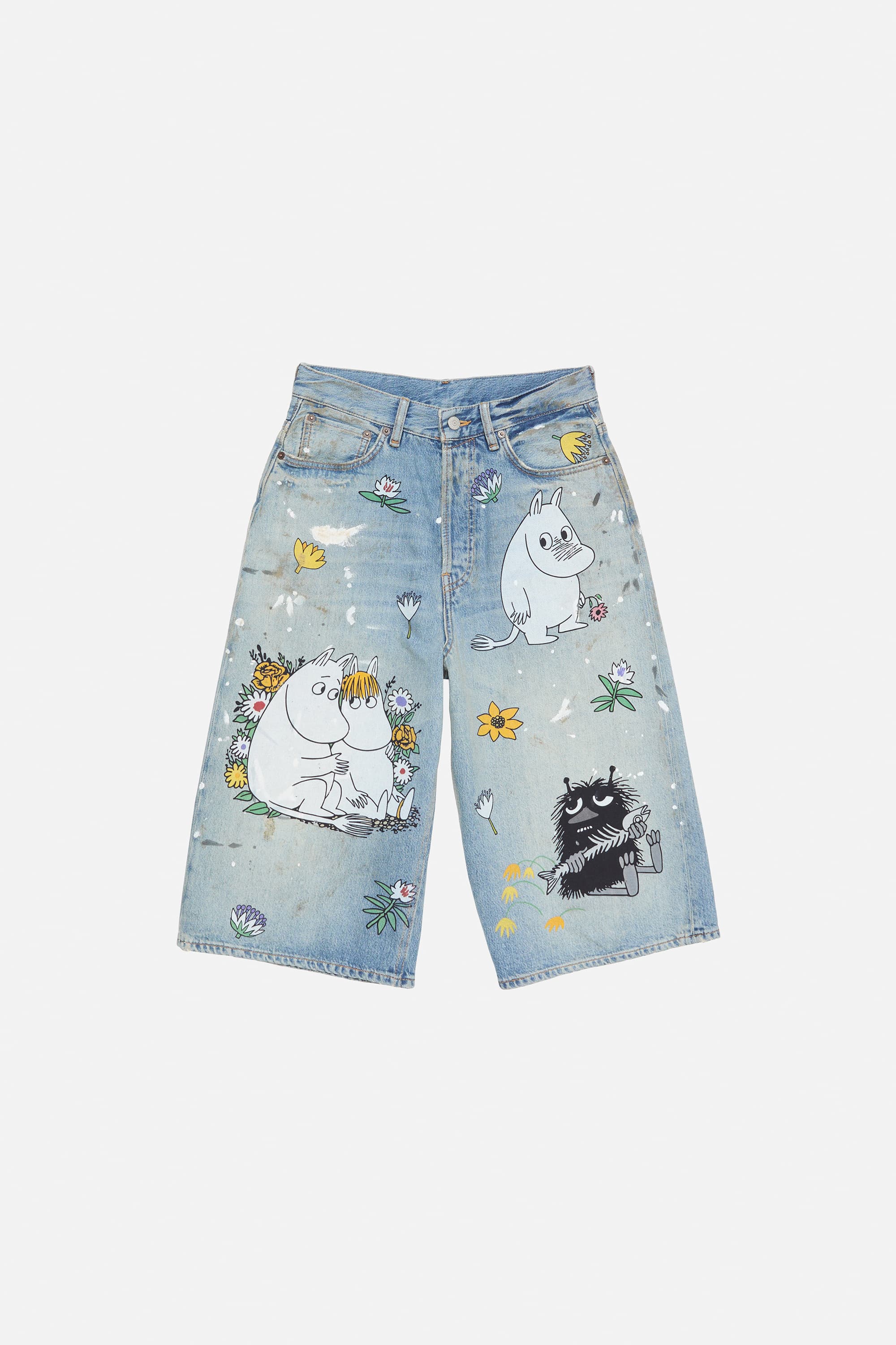 Acne Studios x Moomin丹寧五分褲。NT$24,500。（藍鐘提供）