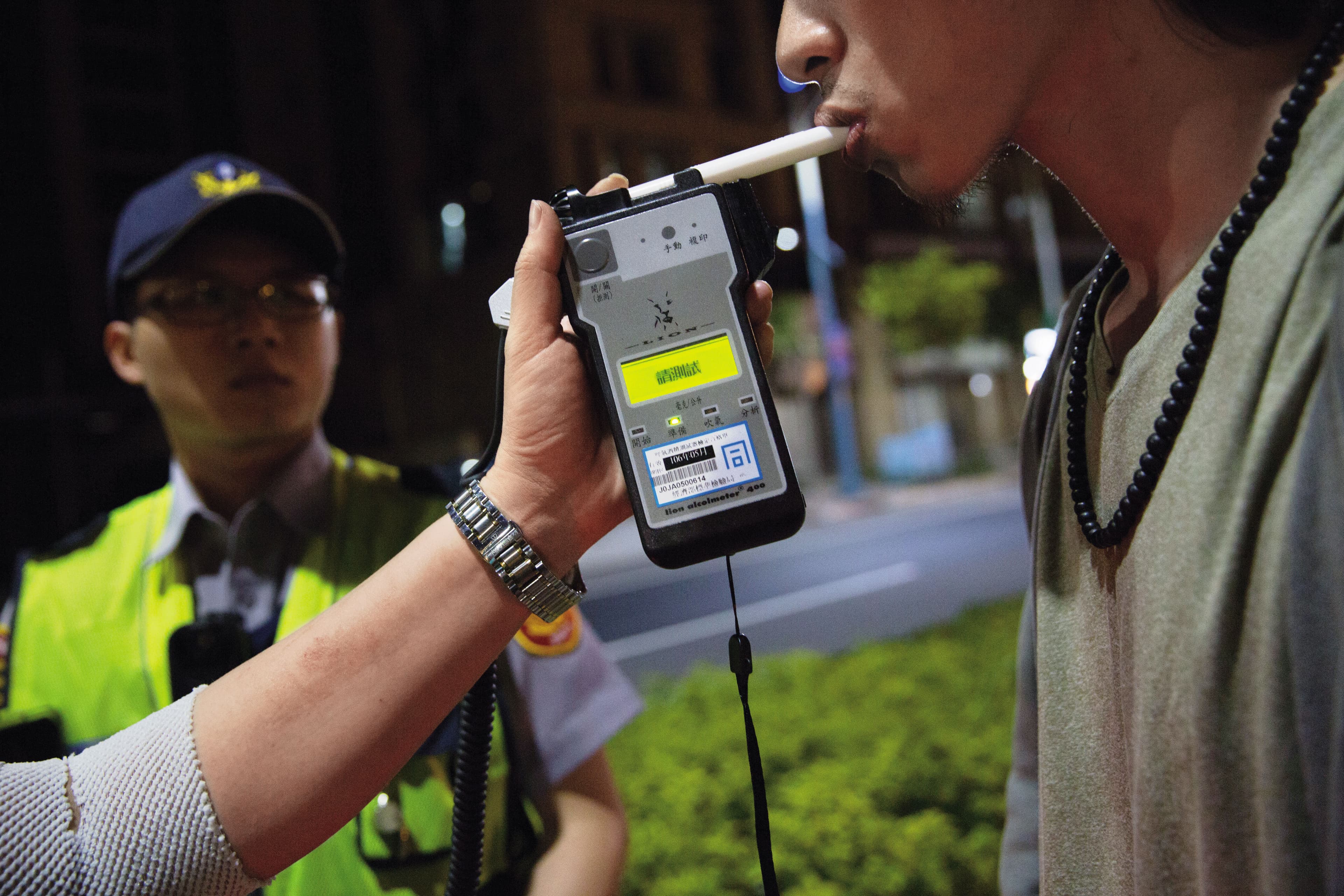 杜姓騎士接受酒測,酒測值為0,員警卻不信,要求重測。(示意圖)