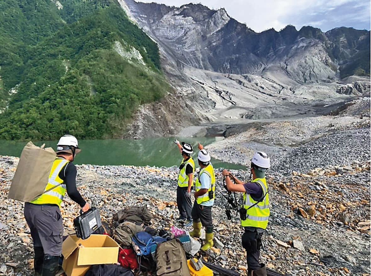 馬太鞍溪上游堰塞湖水位高漲,溪谷內土石堵塞形成大壩,專家早於災前數日警告一旦溢流,後果不堪設想。(翻攝馬太鞍溪堰塞湖監測紀實官網)