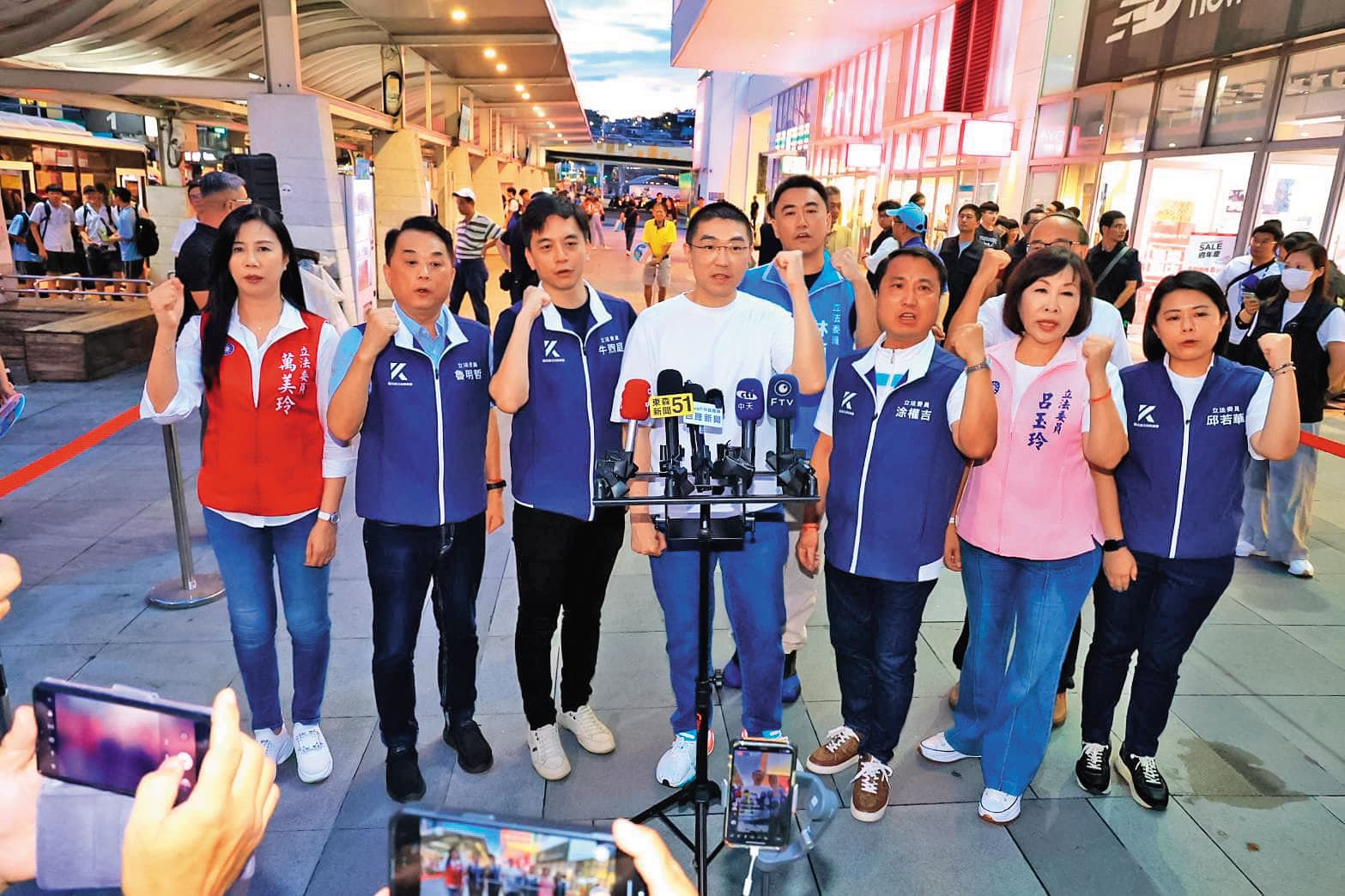 投票倒數計時,國民黨發動民代輪流到基隆陪謝國樑掃街,桃園市立委19日全員出動。(翻攝謝國樑臉書)
