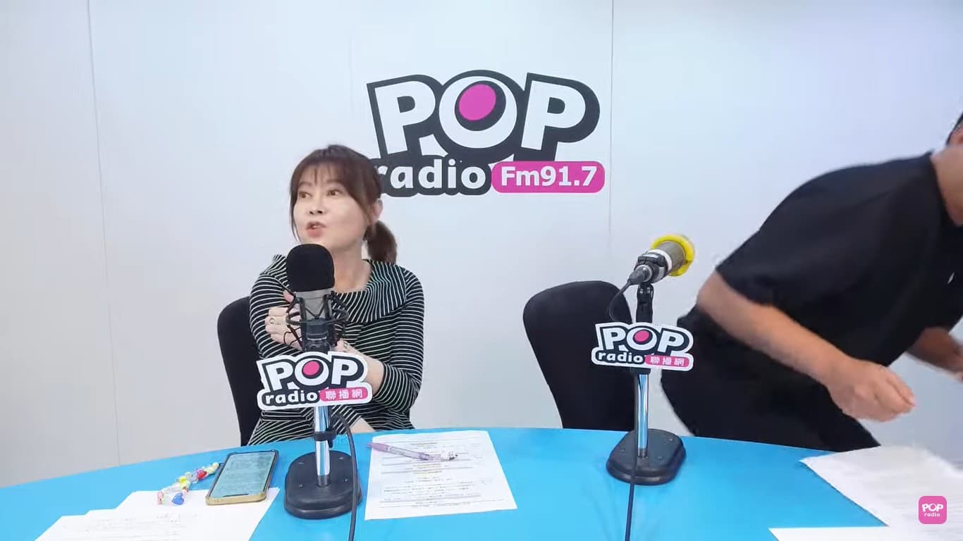 黃國昌起身離去。(翻攝POP Radio聯播網 官方頻道)