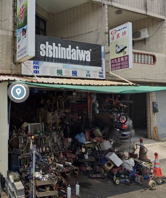 google街景圖可見該處擺放許多農機具雜物。(翻攝google maps)